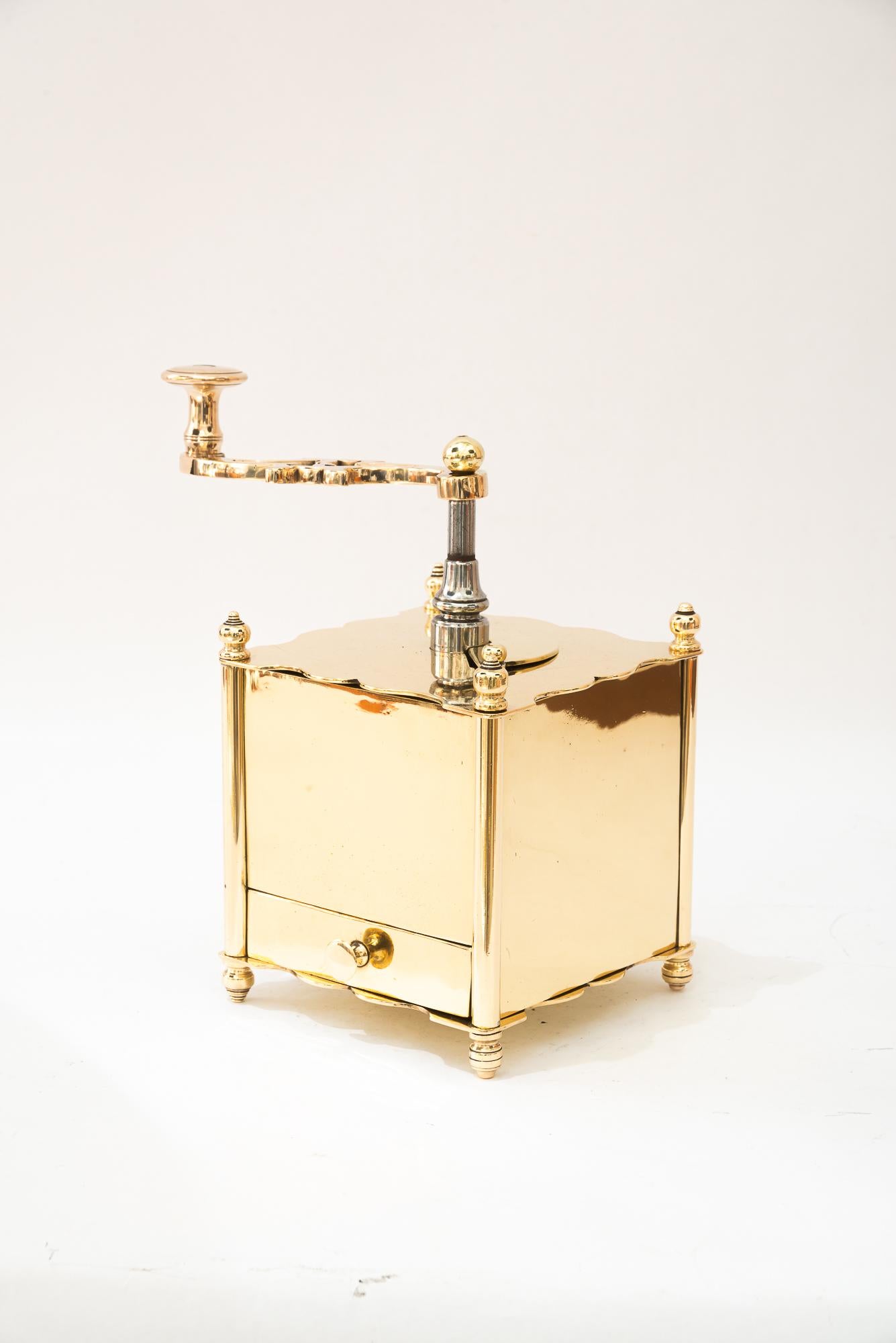 Kaffeemühle aus Messing Wien um 1920 (Lackiert) im Angebot
