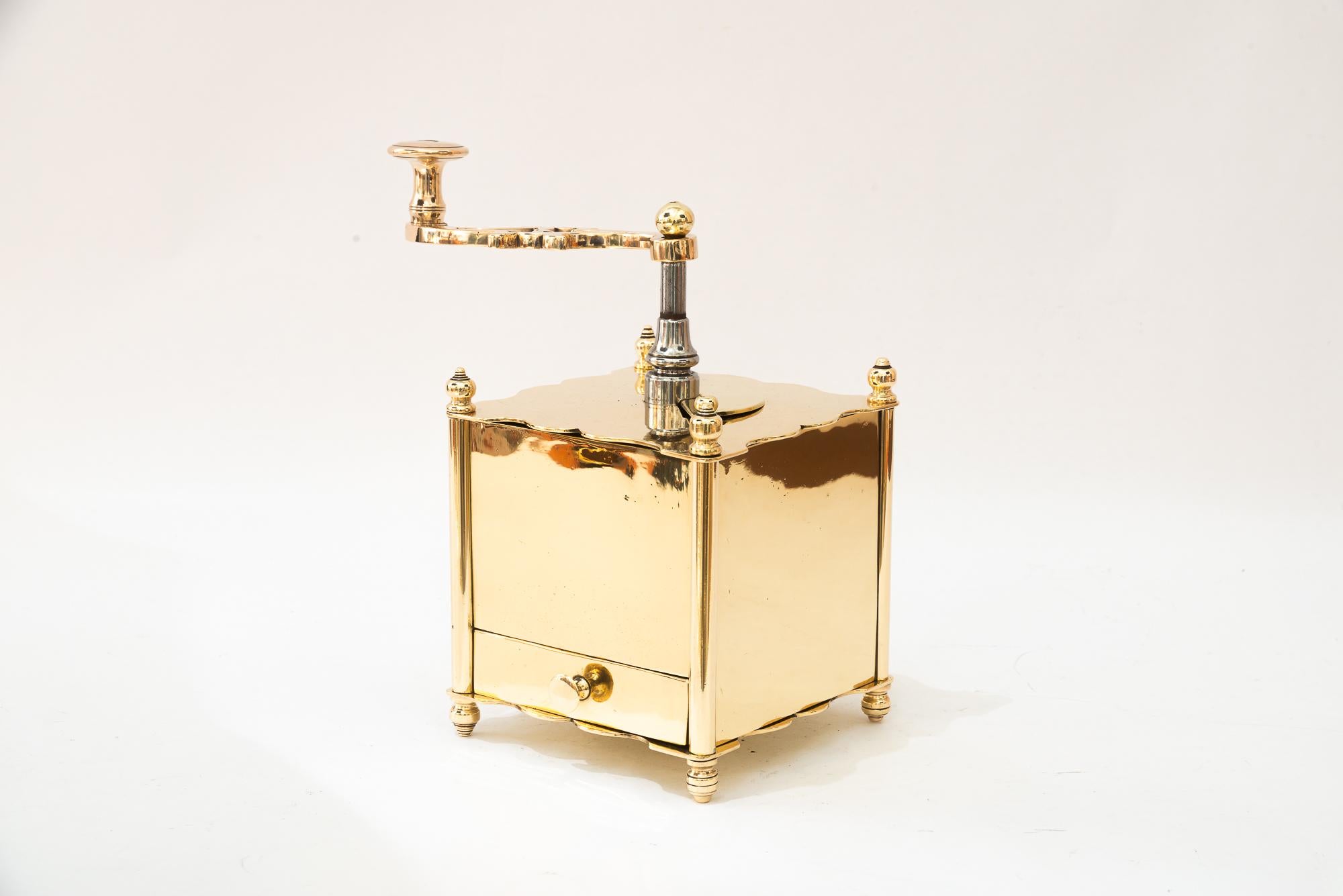 Kaffeemühle aus Messing Wien um 1920 (Frühes 20. Jahrhundert) im Angebot