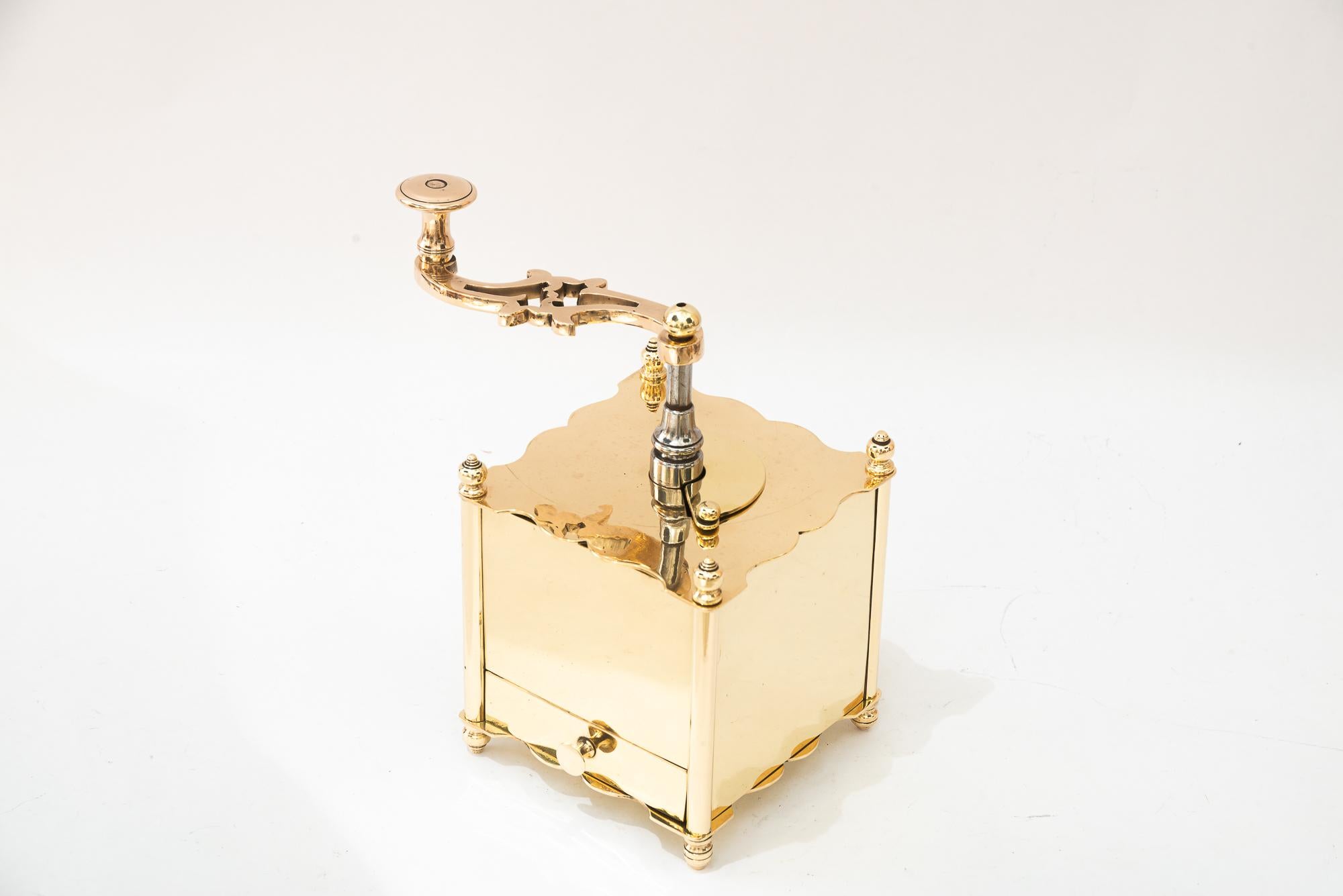 Kaffeemühle aus Messing Wien um 1920 im Angebot 1