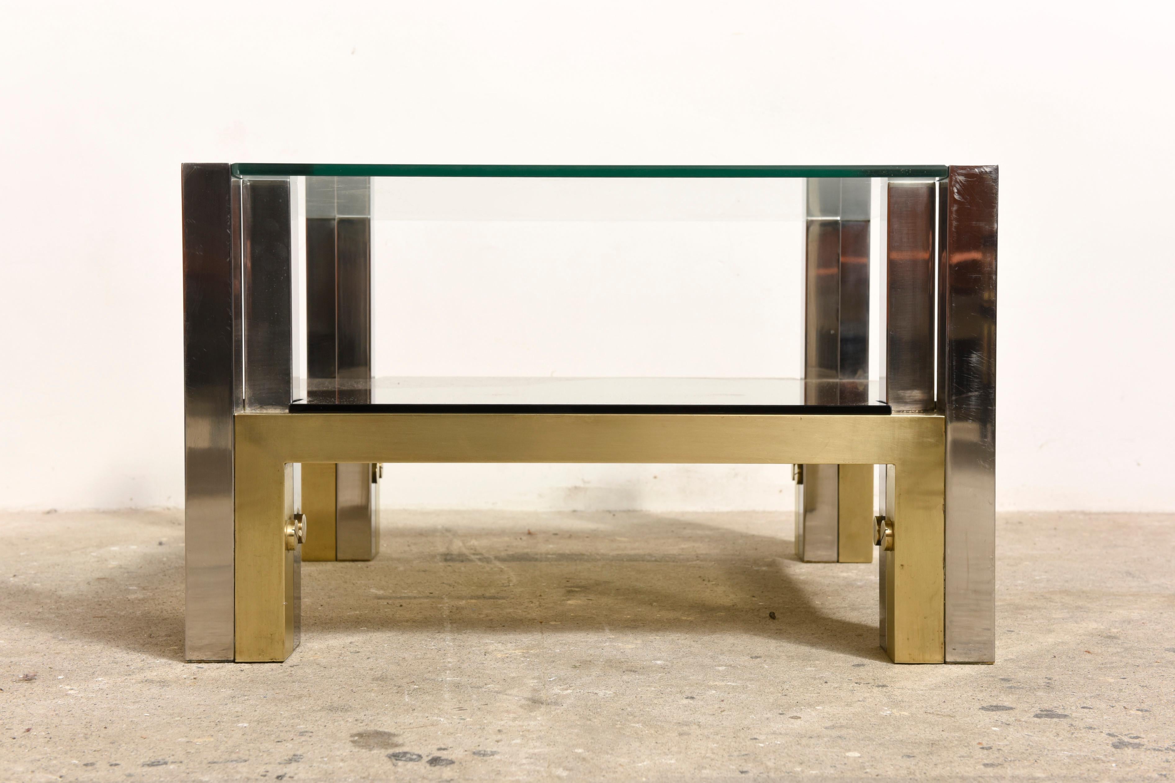 La table d'appoint/table basse Oggi d'Alfredo Fredo pour Cittone, en bronze massif poli et acier chromé, est dotée d'un plateau en verre fumé et d'un plateau en verre transparent. La signature au pied. Très bon état avec des signes d'âge et une