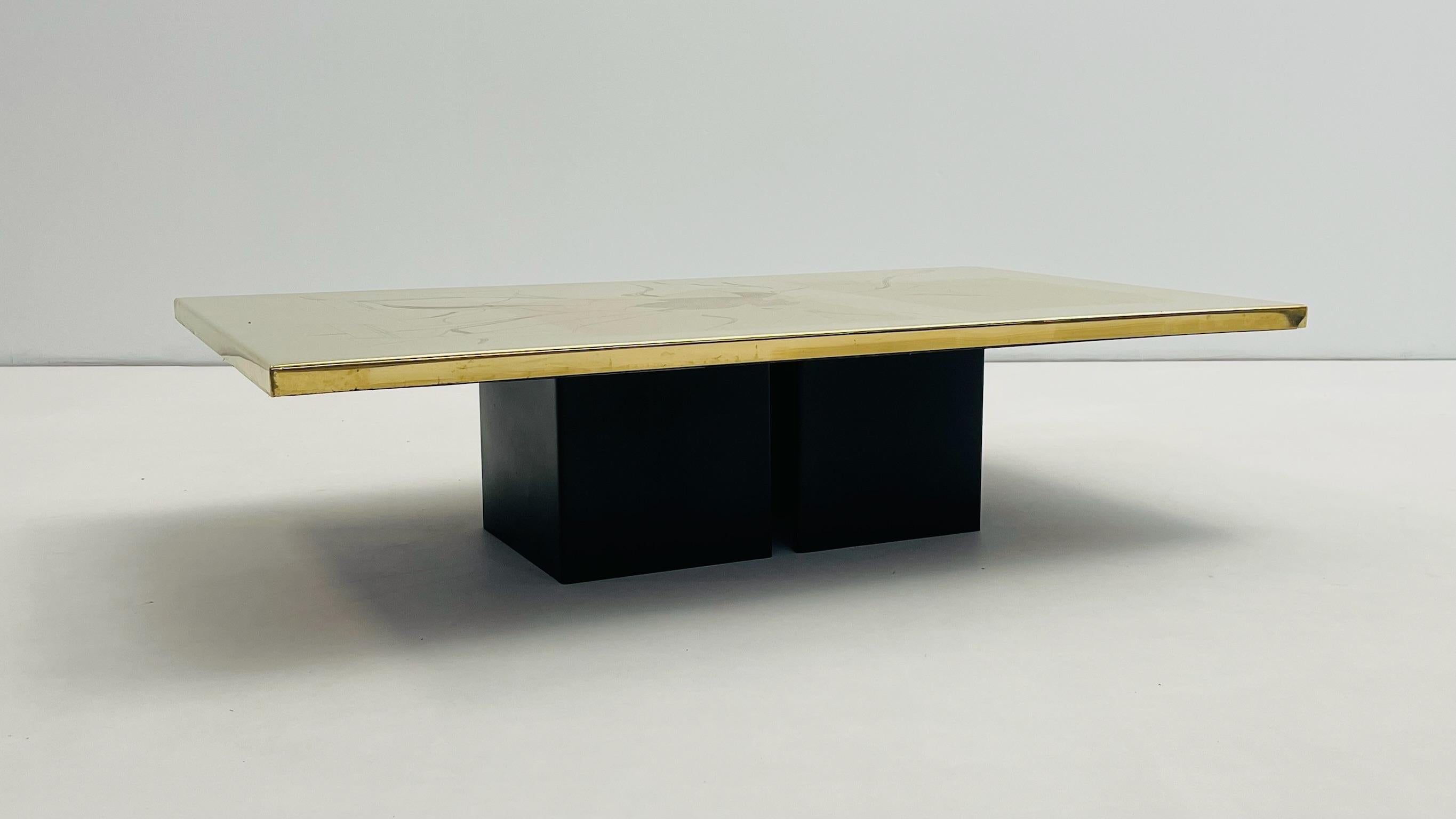 Table basse en laiton gravé de Christian Heckscher, fabriquée en Belgique dans les années 1970. Cette table illustre le souci du détail et l'expertise de Heckscher en matière de gravure complexe sur métal. Réputé pour son travail avec des