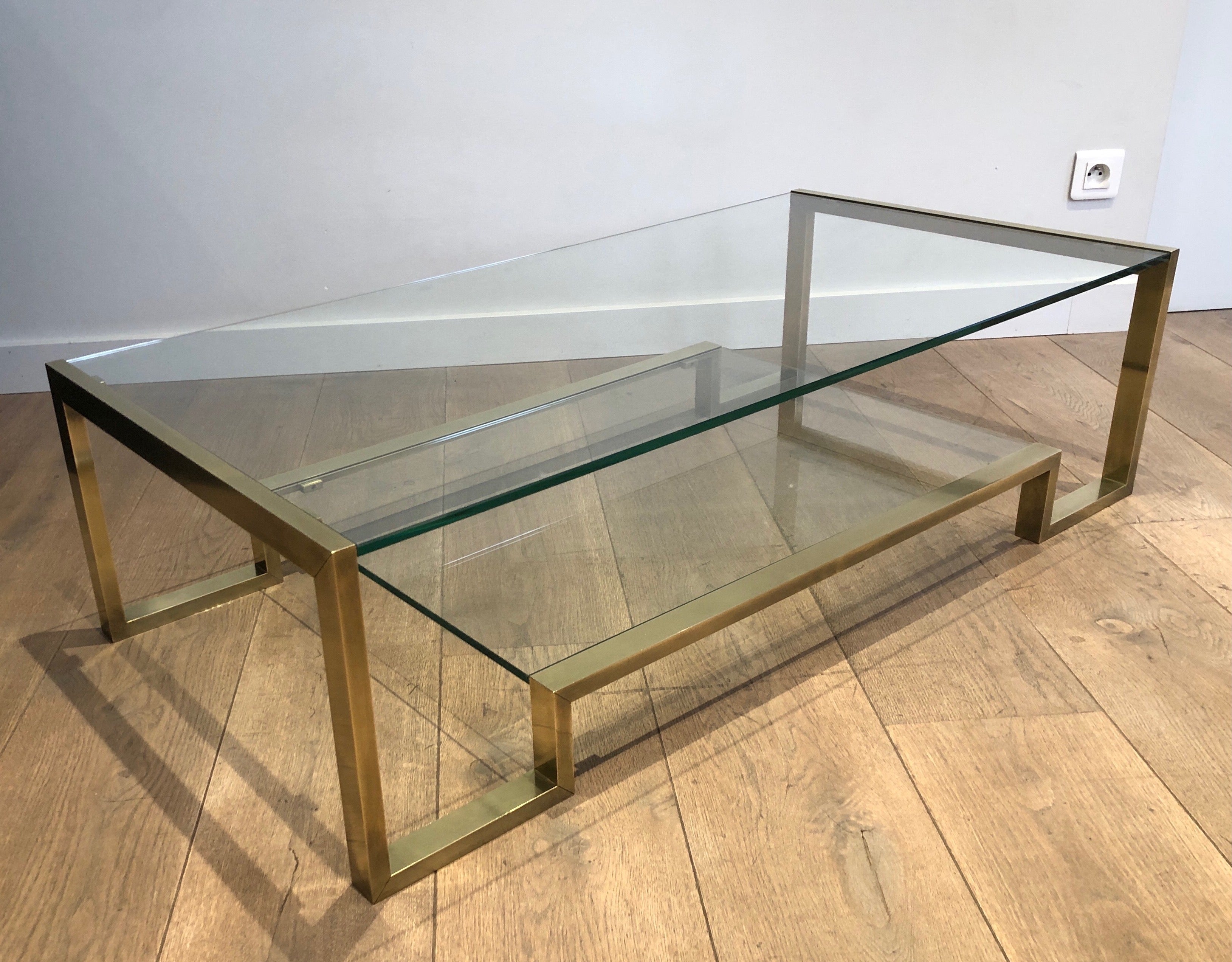 Esta mesa de centro de diseño es de latón y tiene 2 estantes de cristal. Se trata de una obra del famoso diseñador francés Guy Lefèvre para la Maison Jansen. Alrededor de 1970.
 