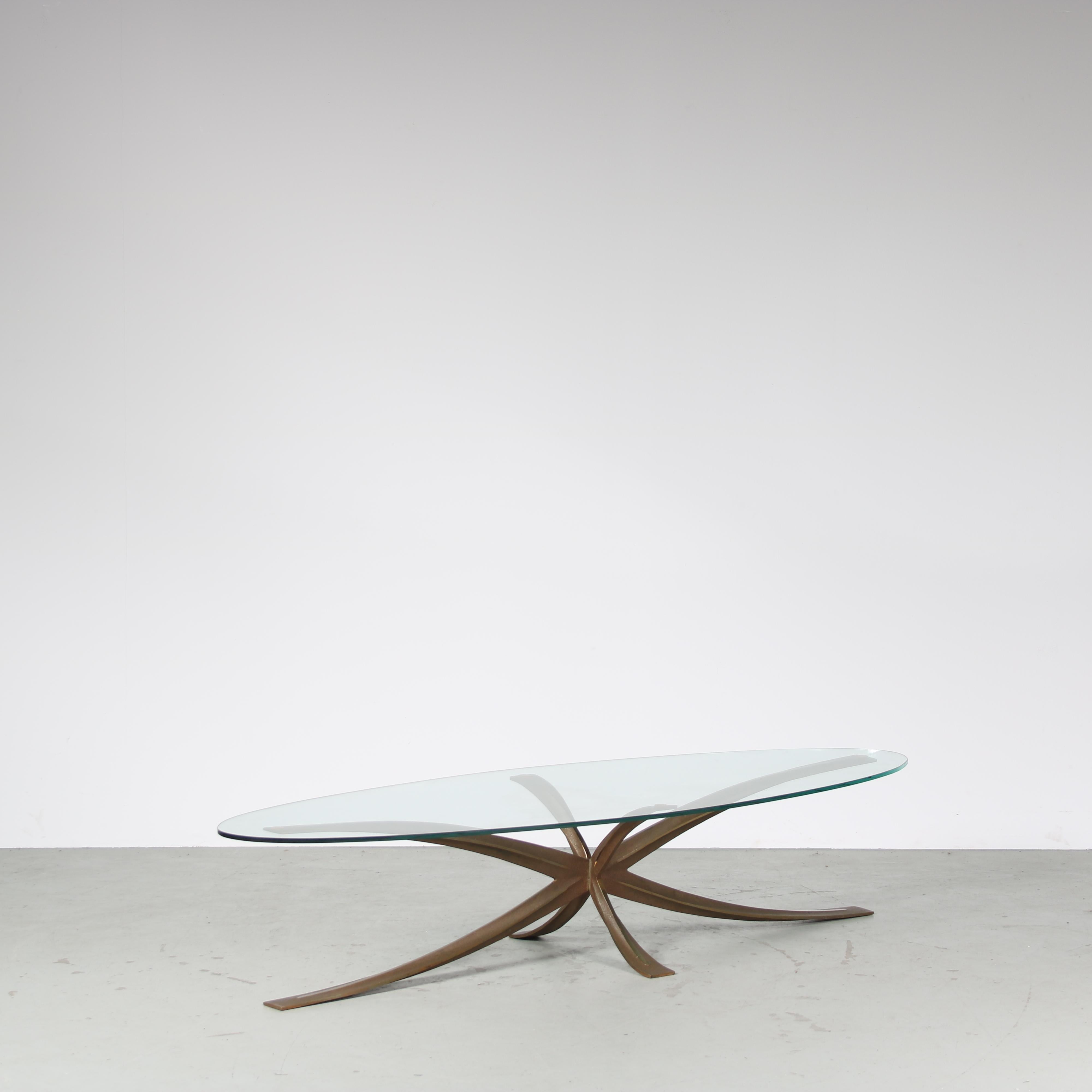 Une table basse exceptionnelle et très rare, conçue par Michel Mangematin & Roger Bruny et fabriquée en France vers 1960.

Fabriquée avec précision et art, la table présente un élégant plateau ovale en verre transparent sur une base sculpturale en