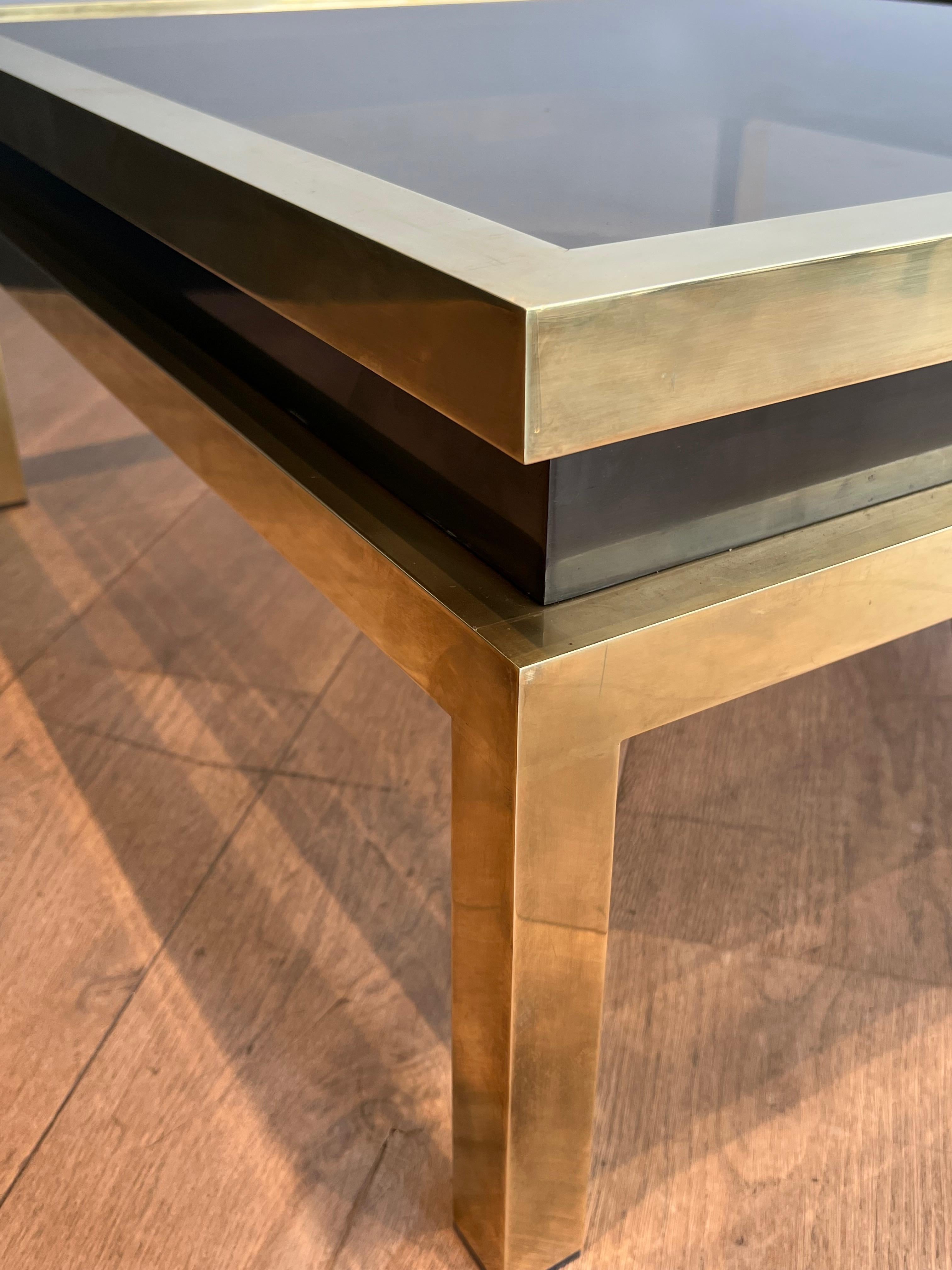 Table basse en laiton avec laque noire et plateau en verre fumé par Guy Lefèvre en vente 4