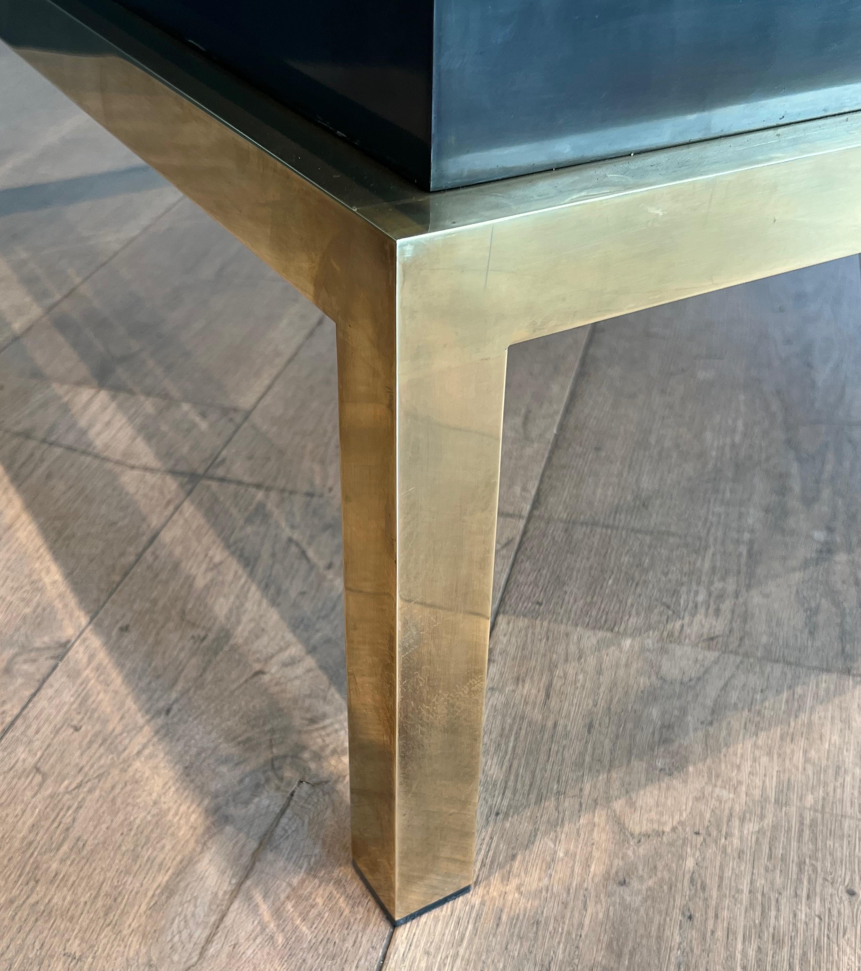 Table basse en laiton avec laque noire et plateau en verre fumé par Guy Lefèvre en vente 5