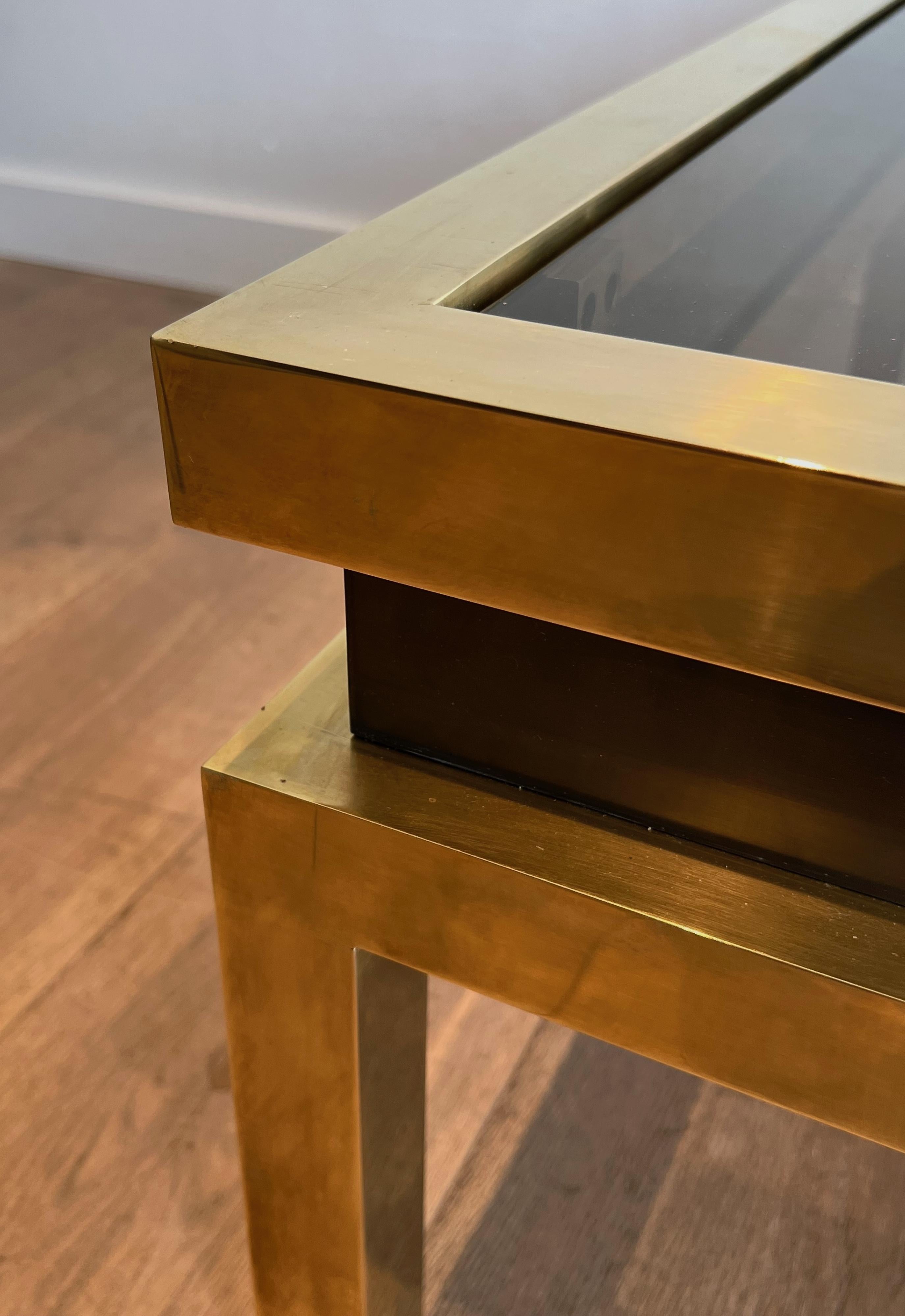 Table basse en laiton avec laque noire et plateau en verre fumé par Guy Lefèvre en vente 7