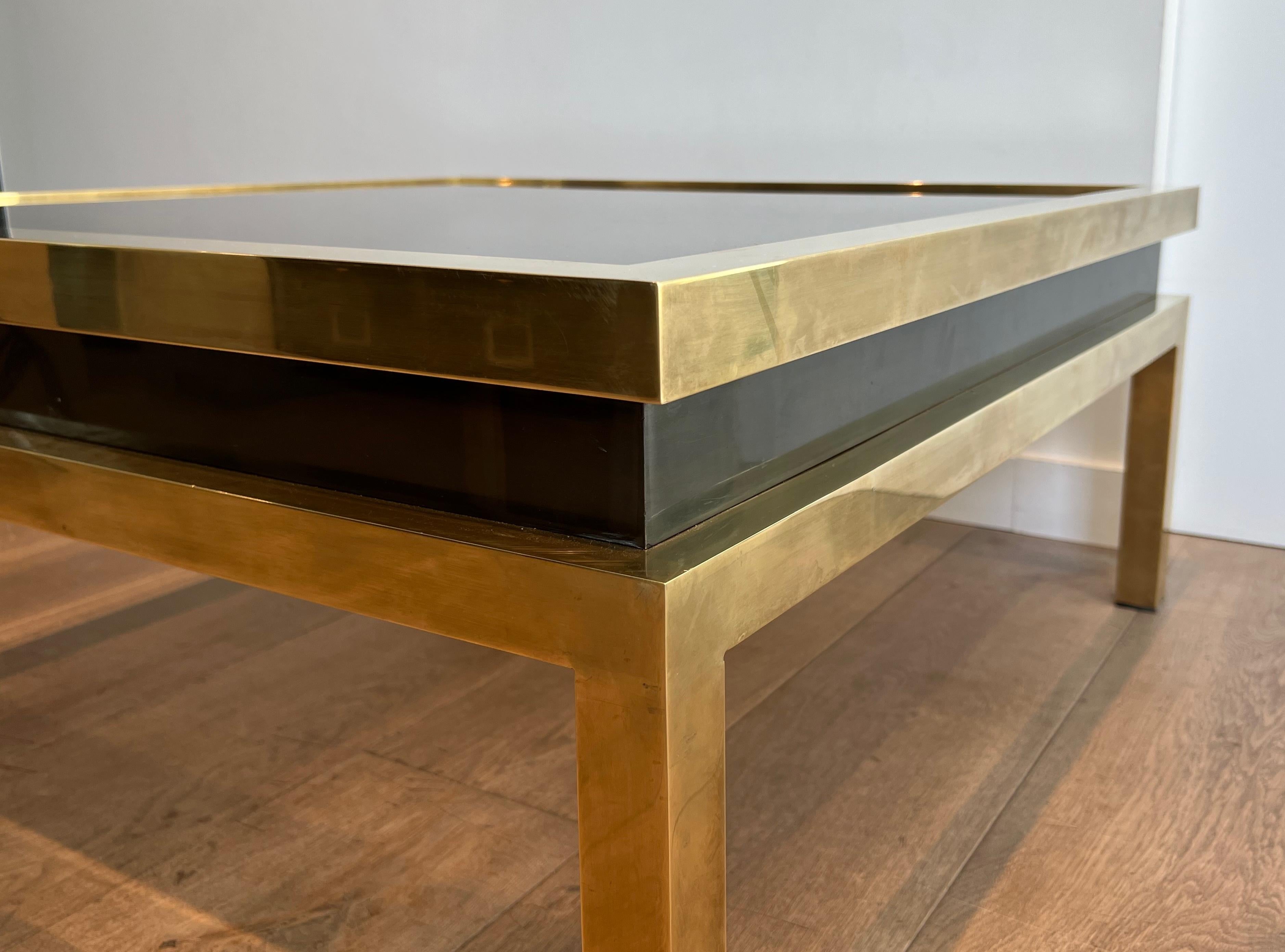 Table basse en laiton avec laque noire et plateau en verre fumé par Guy Lefèvre en vente 10