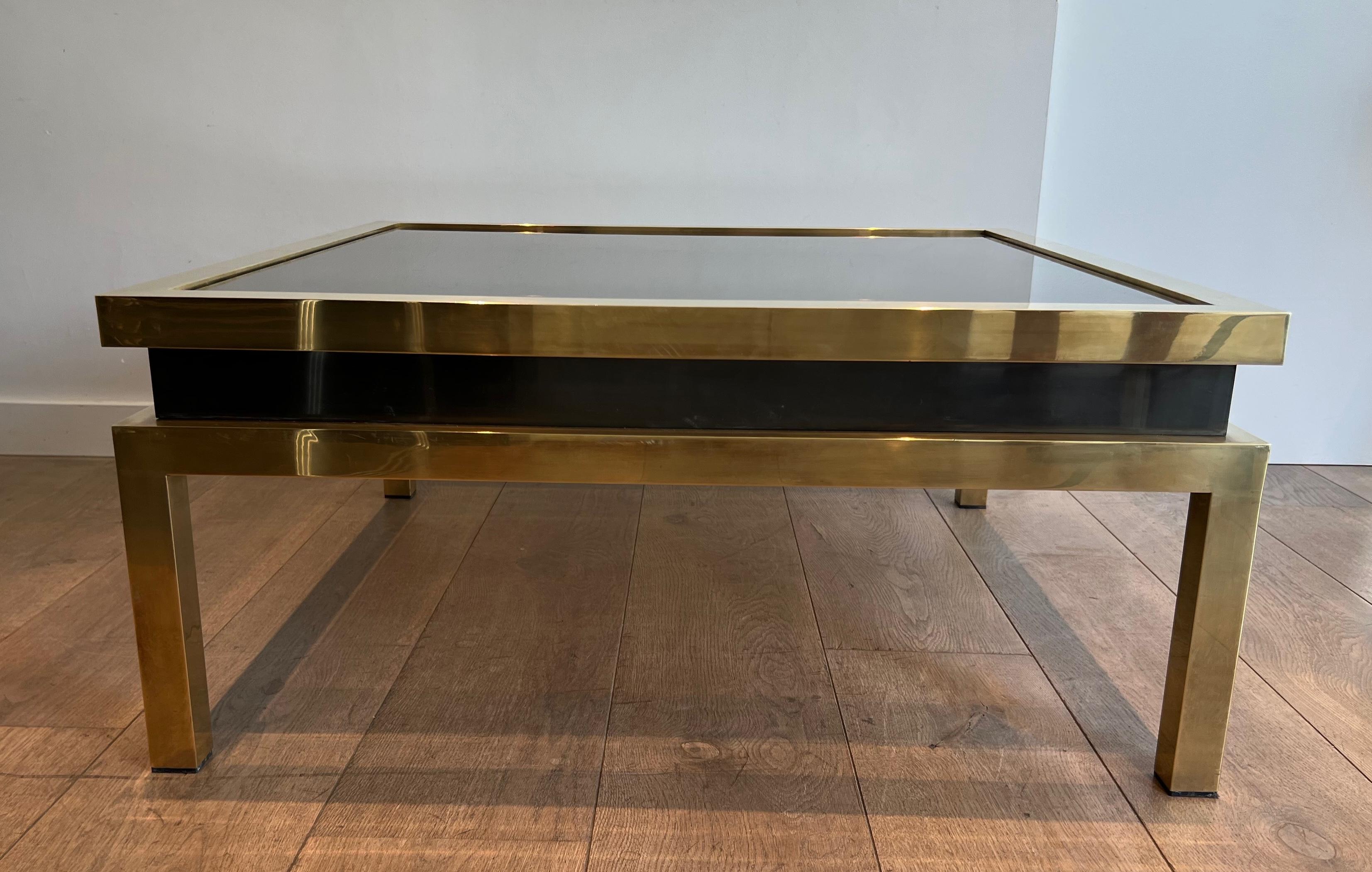 Table basse en laiton avec laque noire et plateau en verre fumé par Guy Lefèvre en vente 13