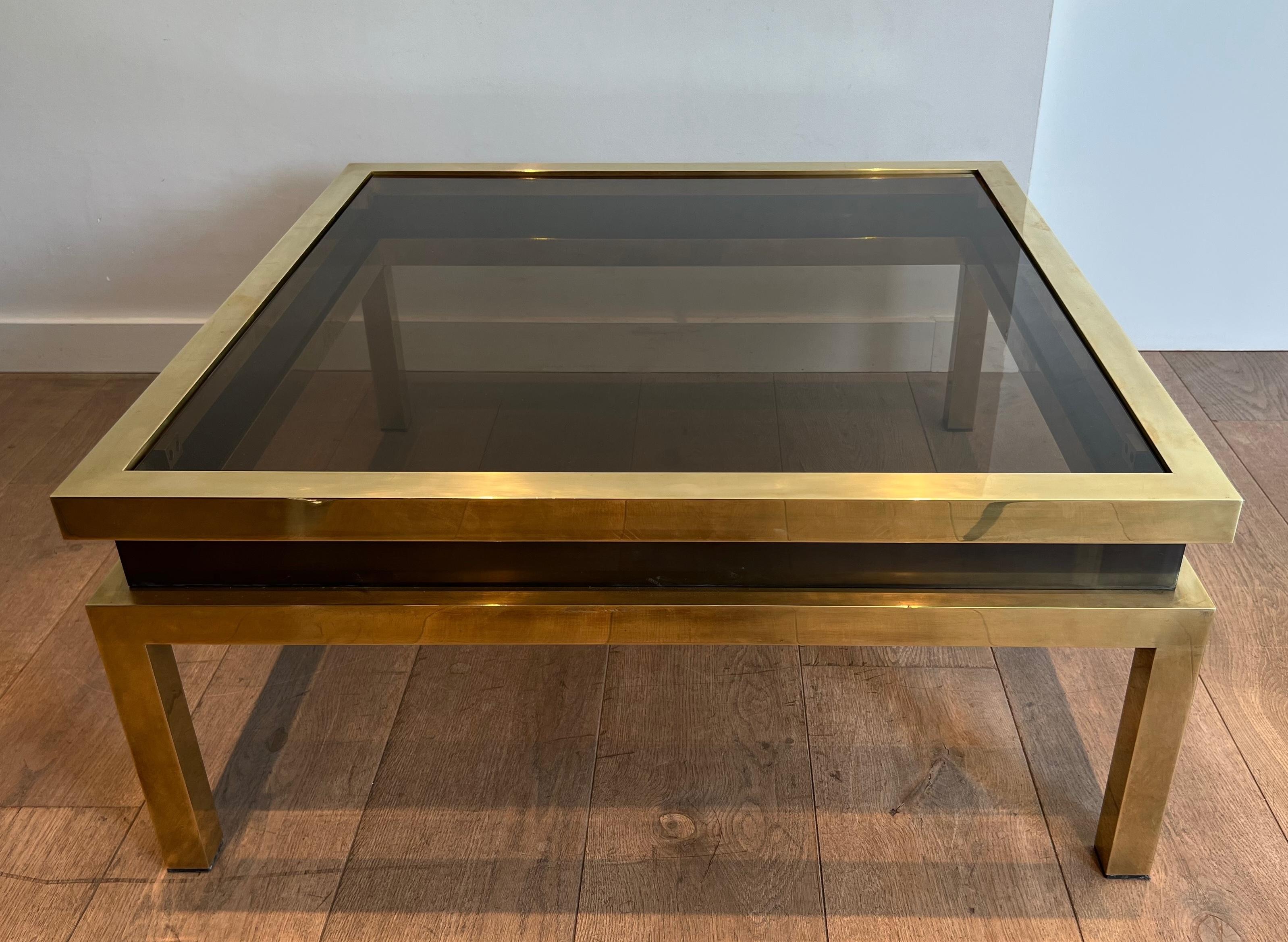 Français Table basse en laiton avec laque noire et plateau en verre fumé par Guy Lefèvre en vente