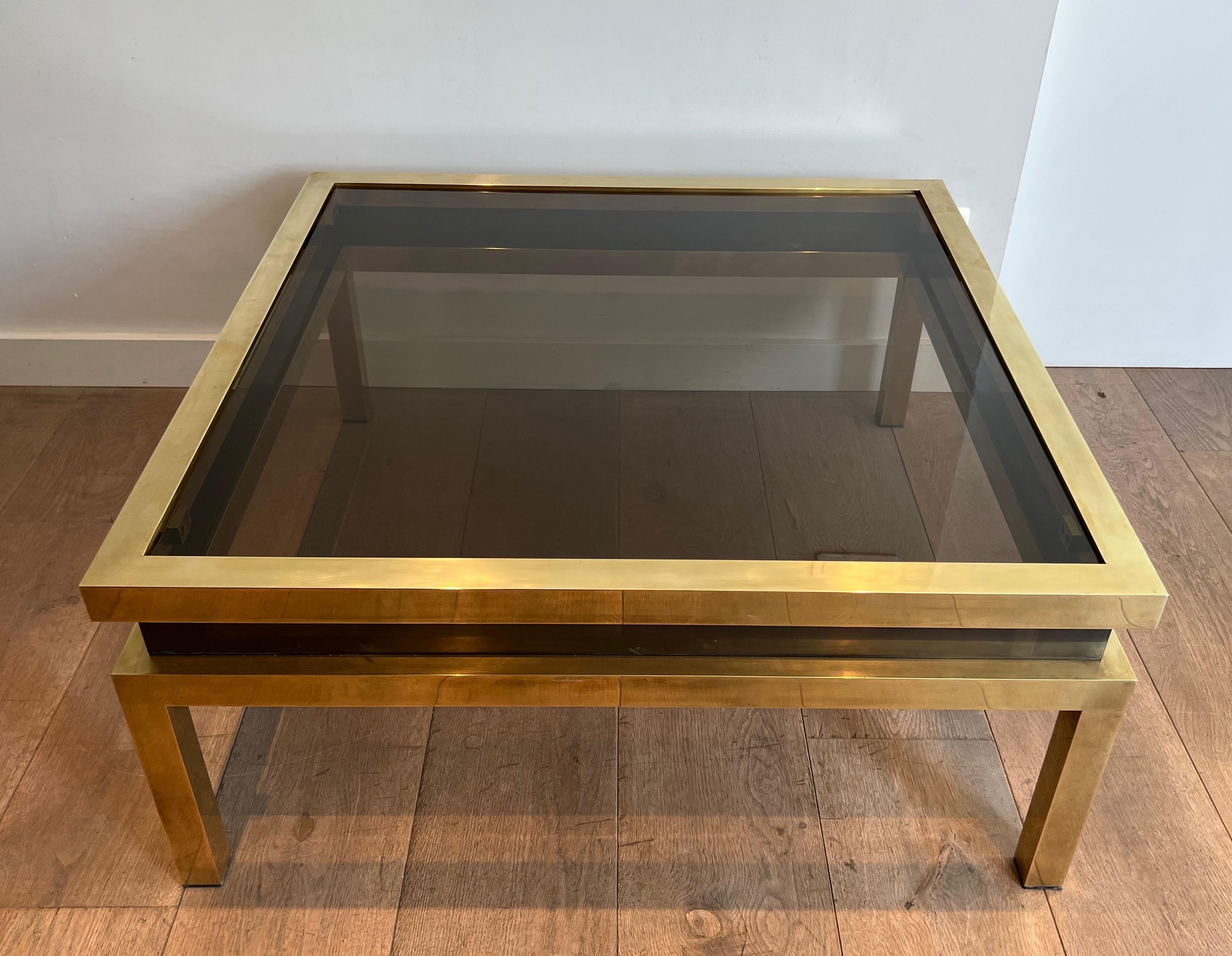 Table basse en laiton avec laque noire et plateau en verre fumé par Guy Lefèvre Bon état - En vente à Marcq-en-Barœul, Hauts-de-France