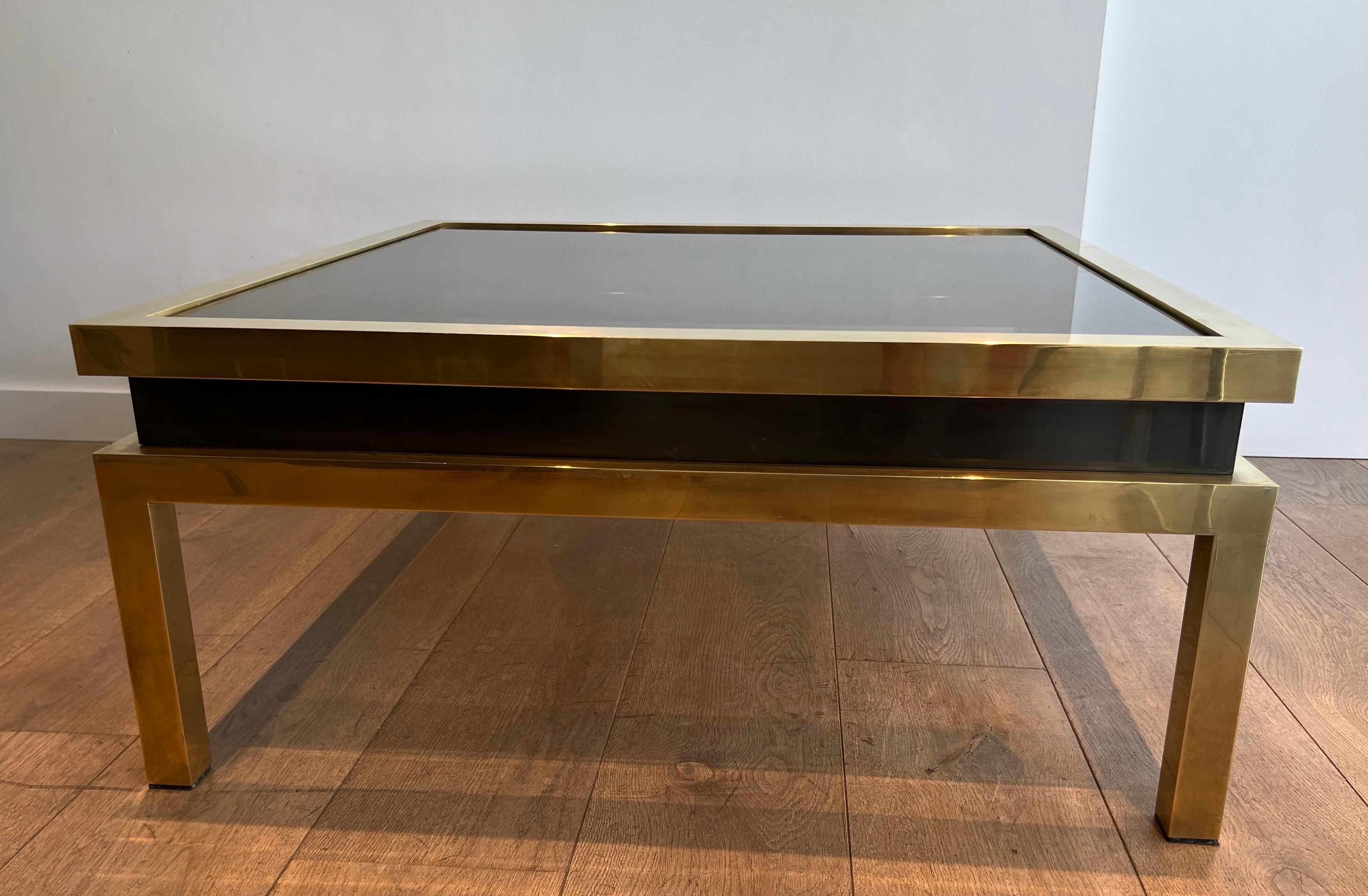Fin du 20e siècle Table basse en laiton avec laque noire et plateau en verre fumé par Guy Lefèvre en vente