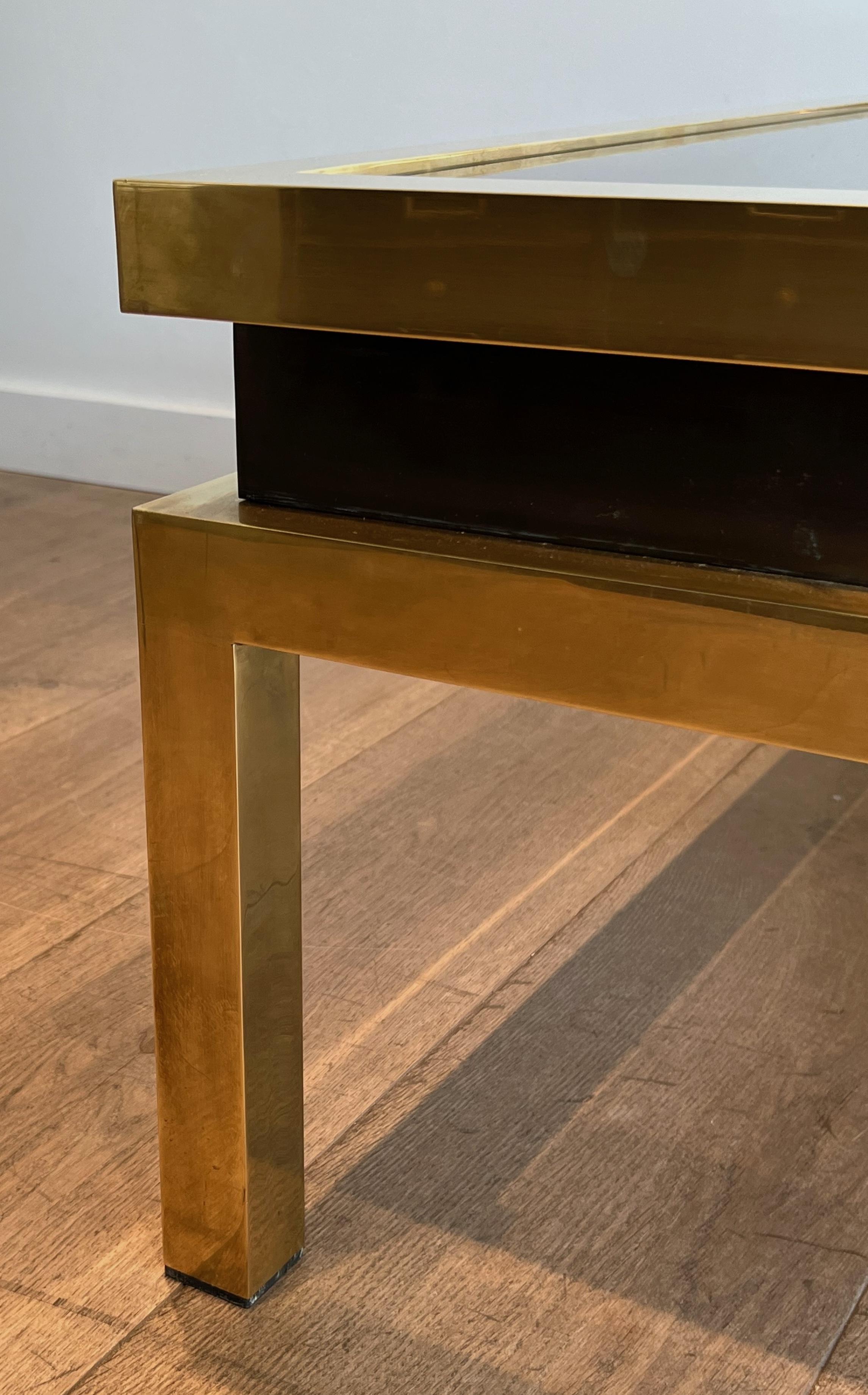 Table basse en laiton avec laque noire et plateau en verre fumé par Guy Lefèvre en vente 1