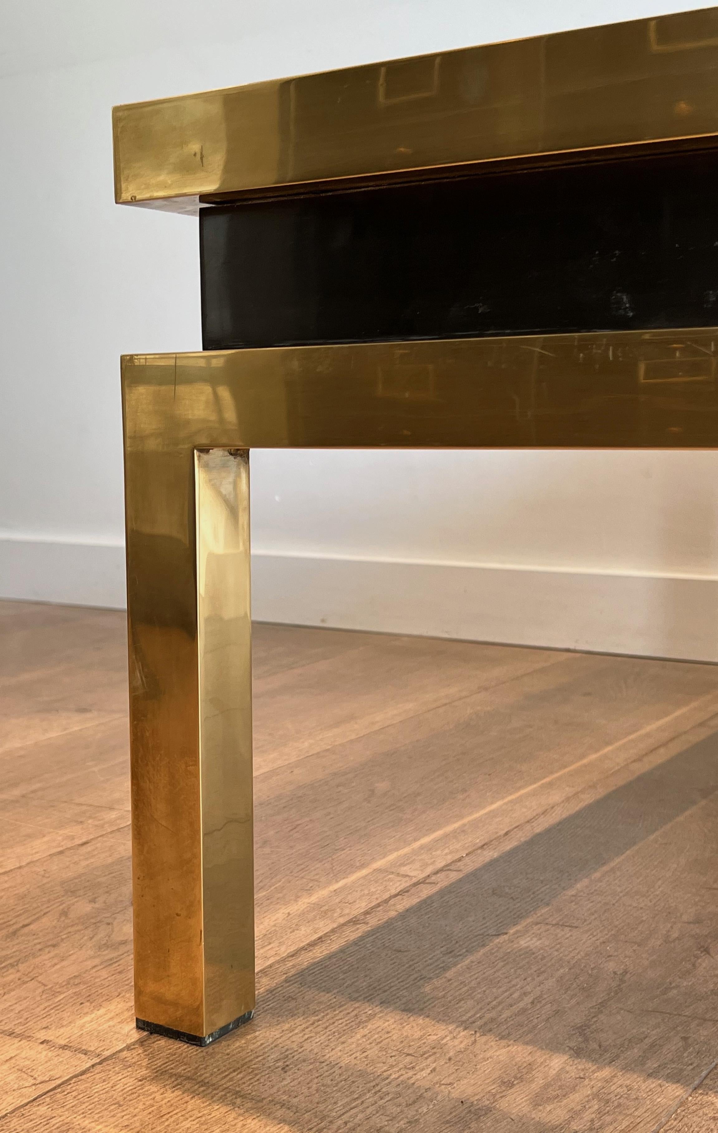 Table basse en laiton avec laque noire et plateau en verre fumé par Guy Lefèvre en vente 2