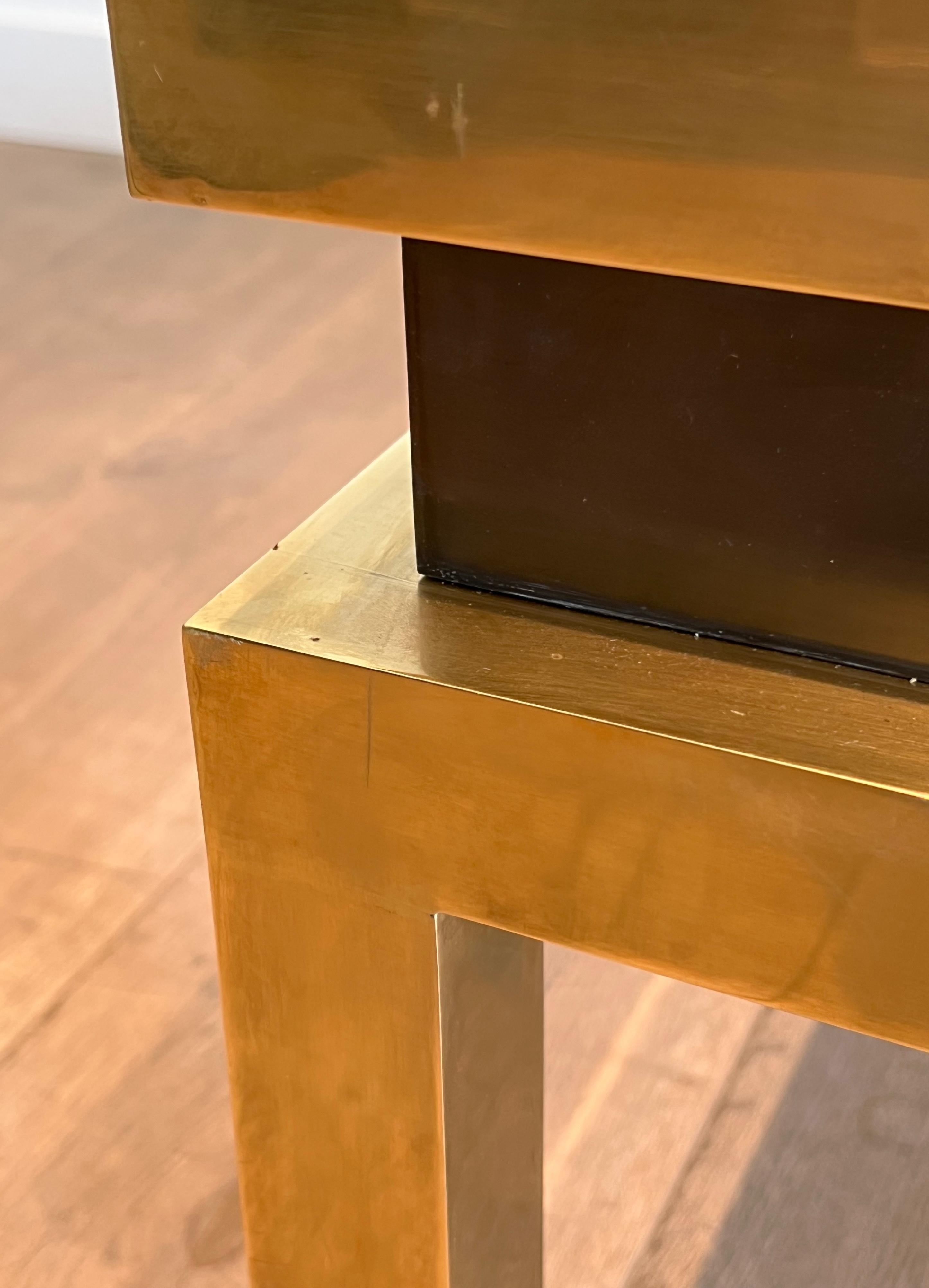 Table basse en laiton avec laque noire et plateau en verre fumé par Guy Lefèvre en vente 3