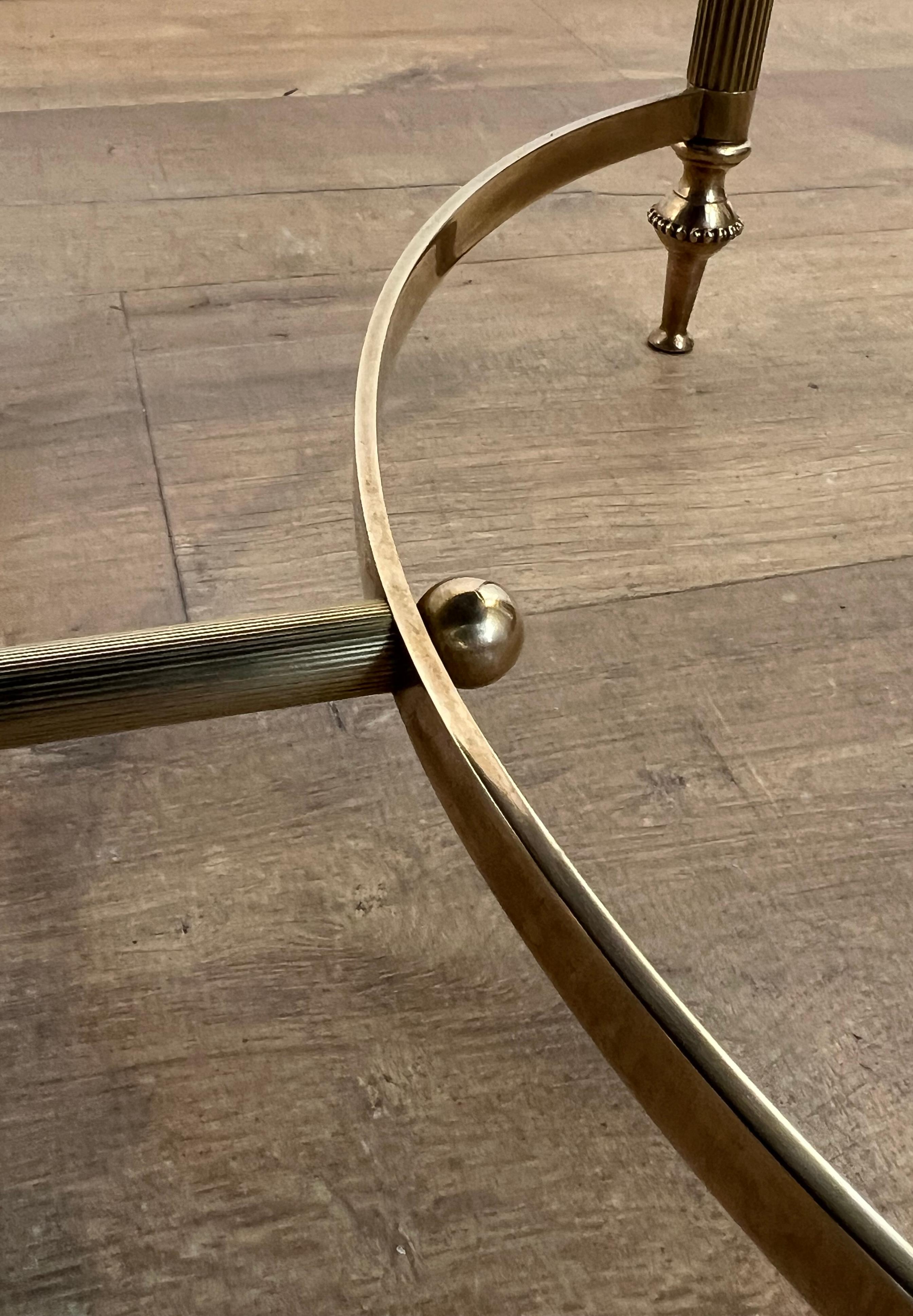 Table basse en laiton avec plateau en verre laqué noir par Maison Jansen en vente 3