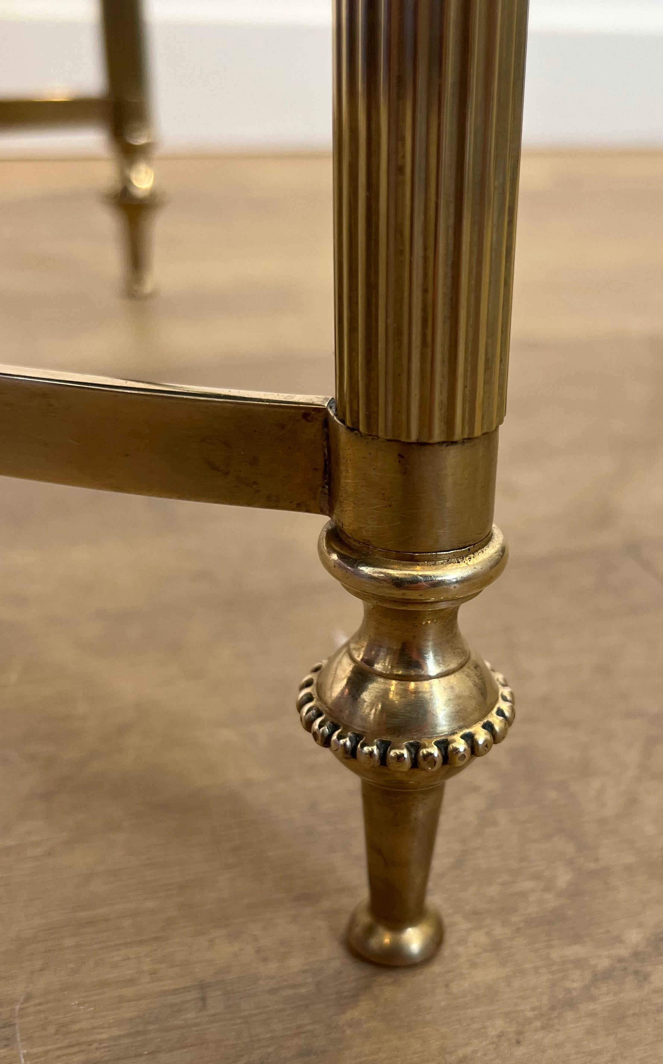 Table basse en laiton avec plateau en verre laqué noir par Maison Jansen en vente 4