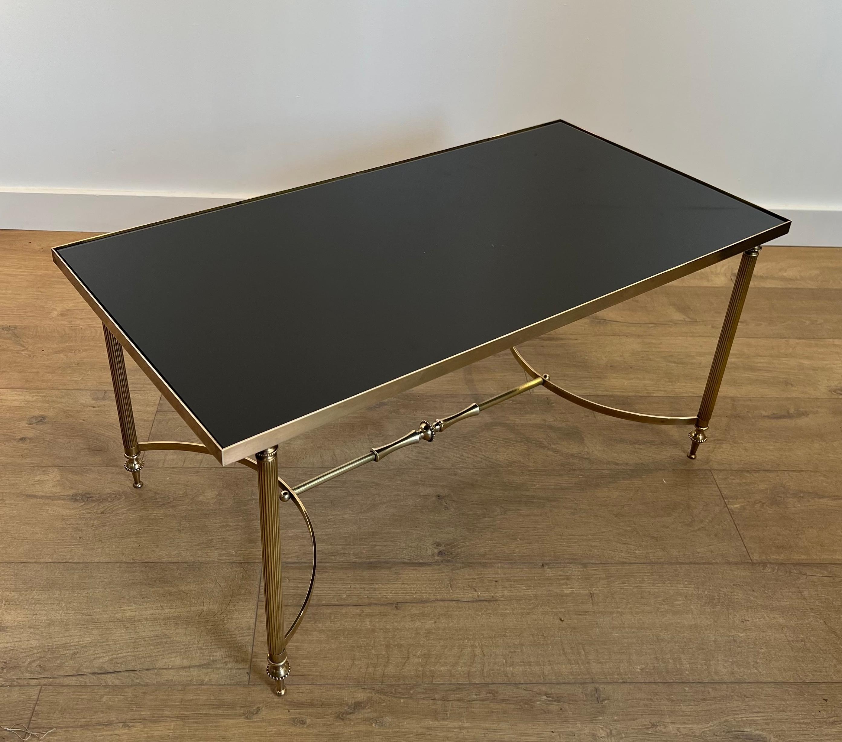 Néoclassique Table basse en laiton avec plateau en verre laqué noir par Maison Jansen en vente