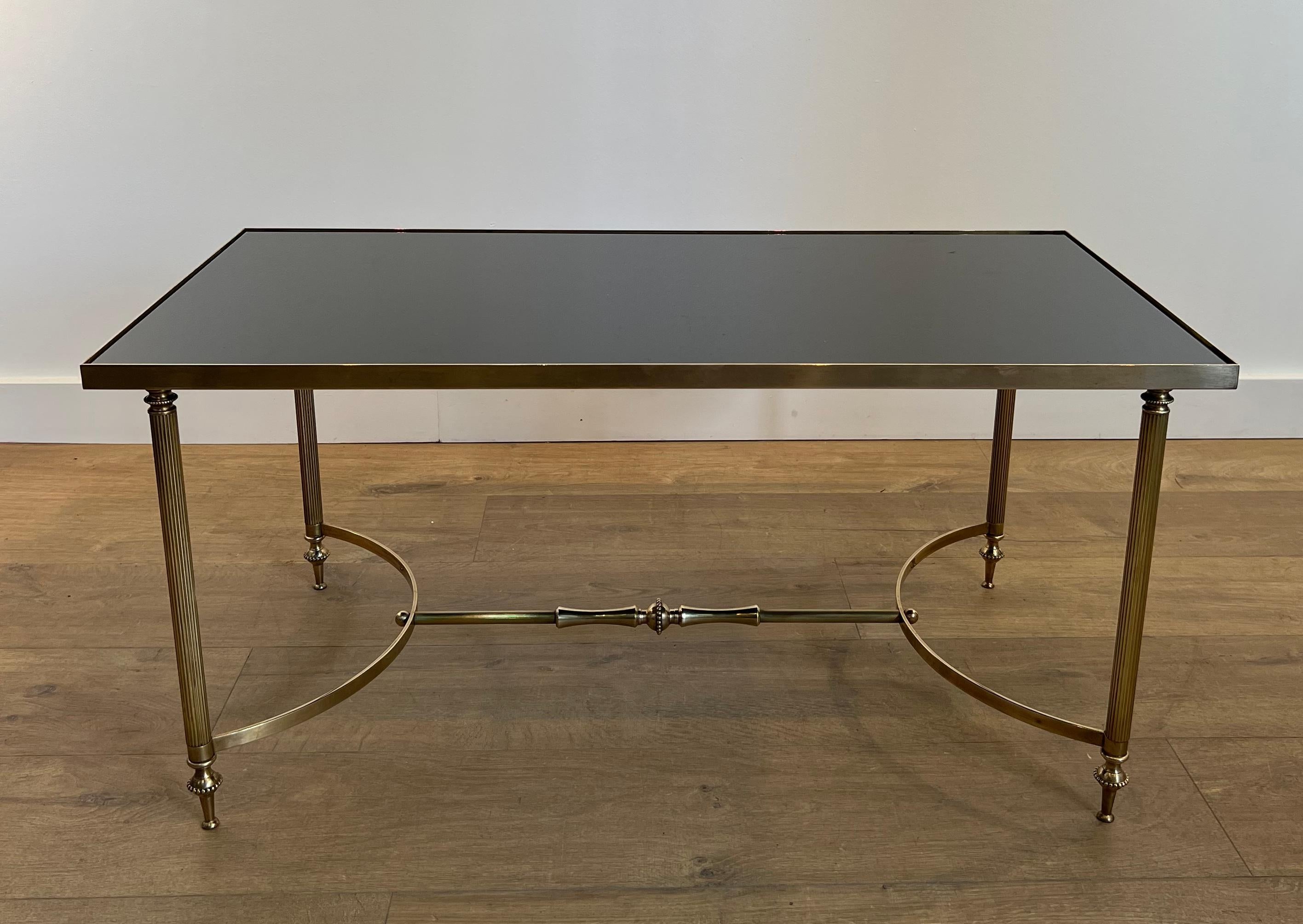 Français Table basse en laiton avec plateau en verre laqué noir par Maison Jansen en vente