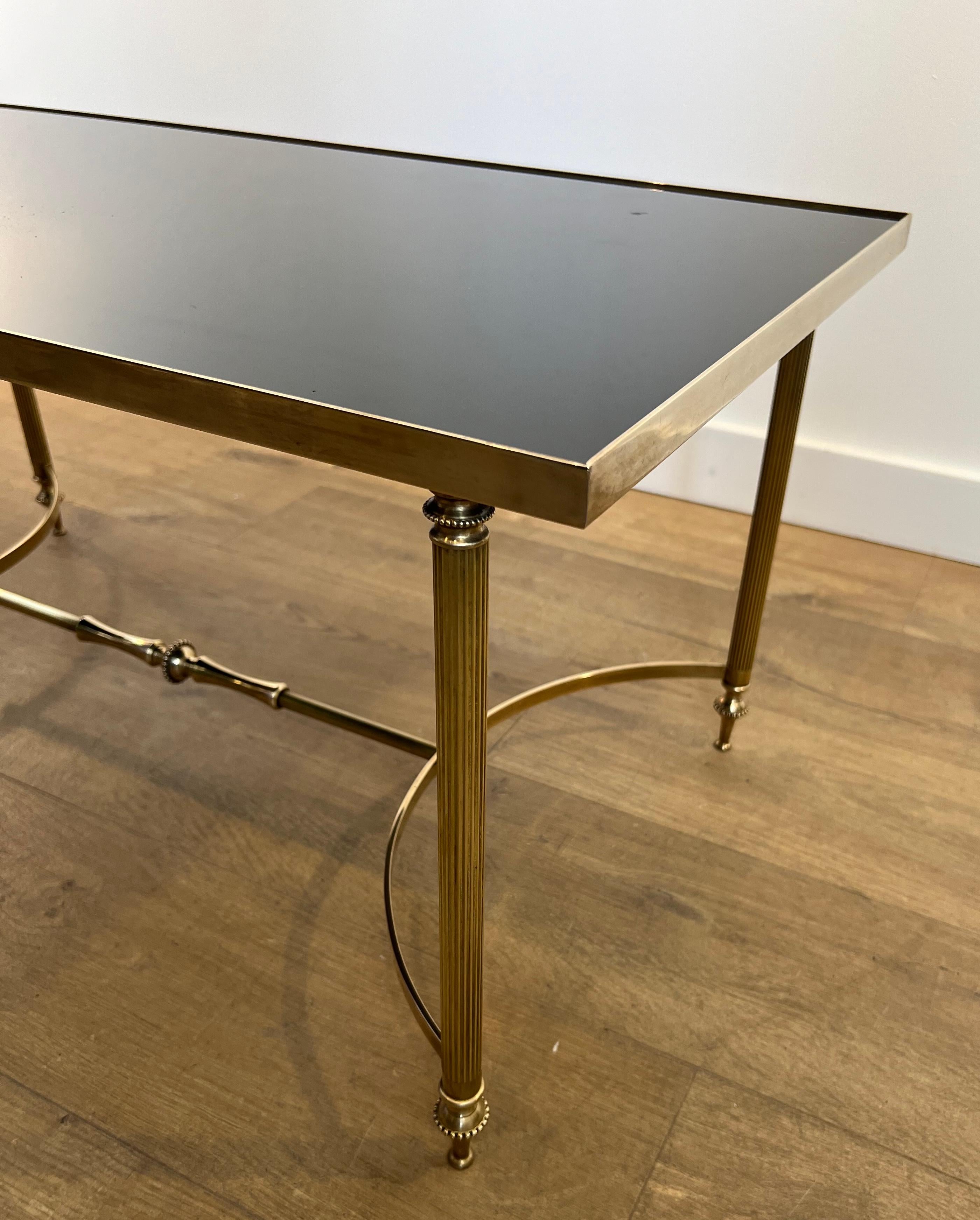 Table basse en laiton avec plateau en verre laqué noir par Maison Jansen en vente 1
