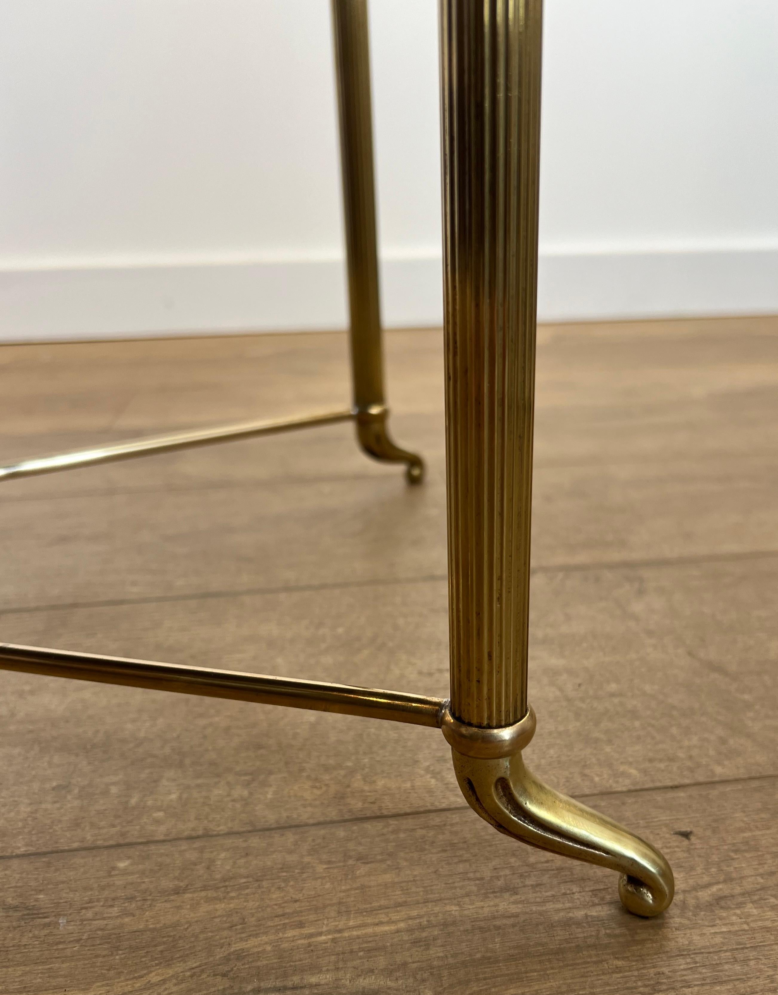Table basse en laiton avec plateau en verre laqué noir dans le style de Maison Jansen en vente 4