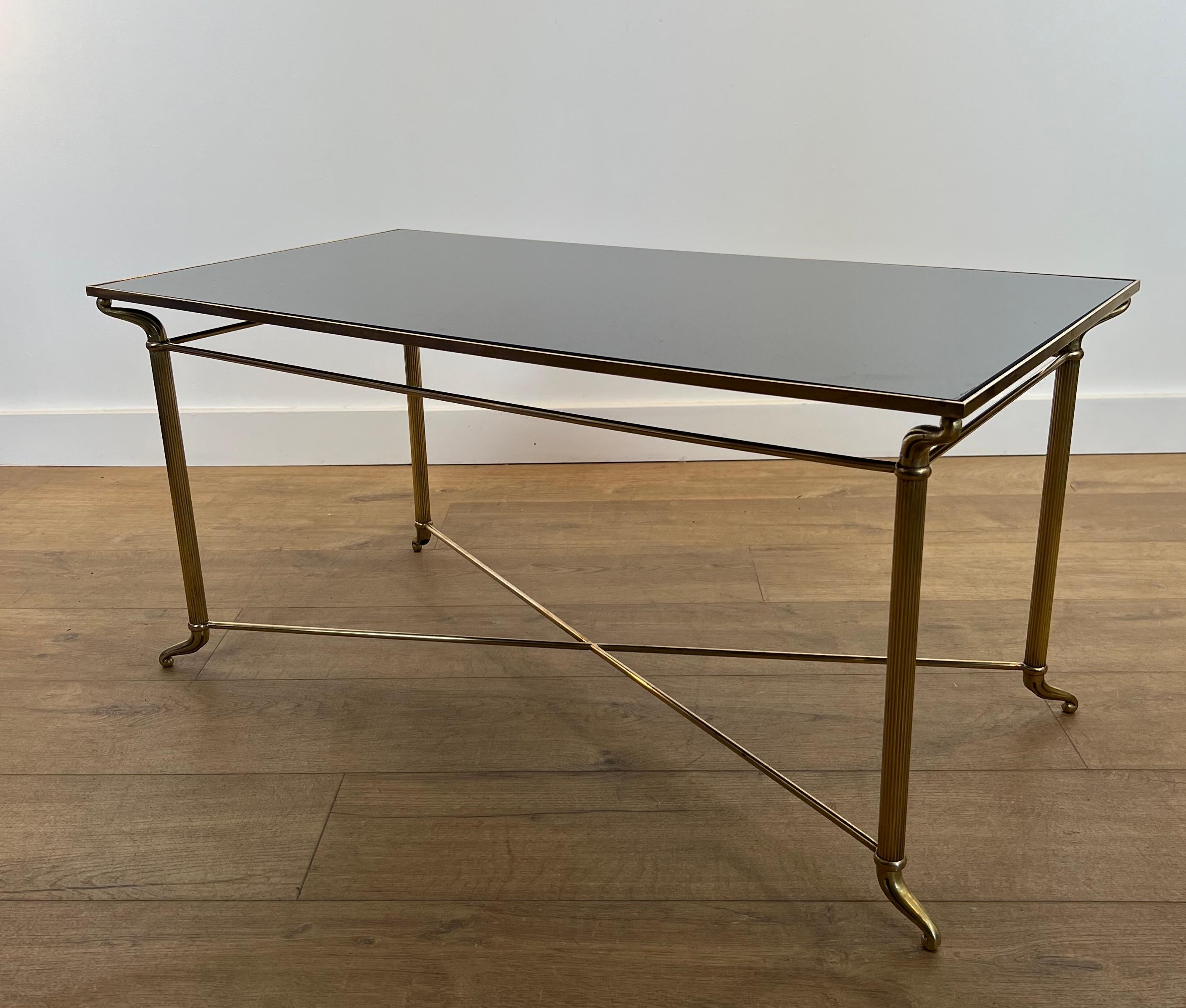 Table basse en laiton avec plateau en verre laqué noir dans le style de Maison Jansen en vente 5