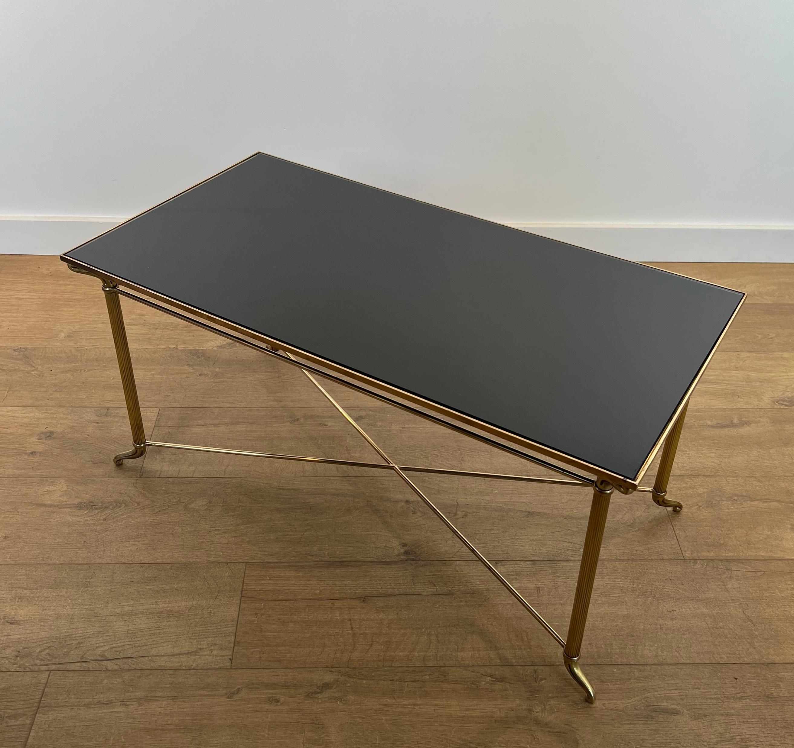 Table basse en laiton avec plateau en verre laqué noir dans le style de Maison Jansen en vente 6