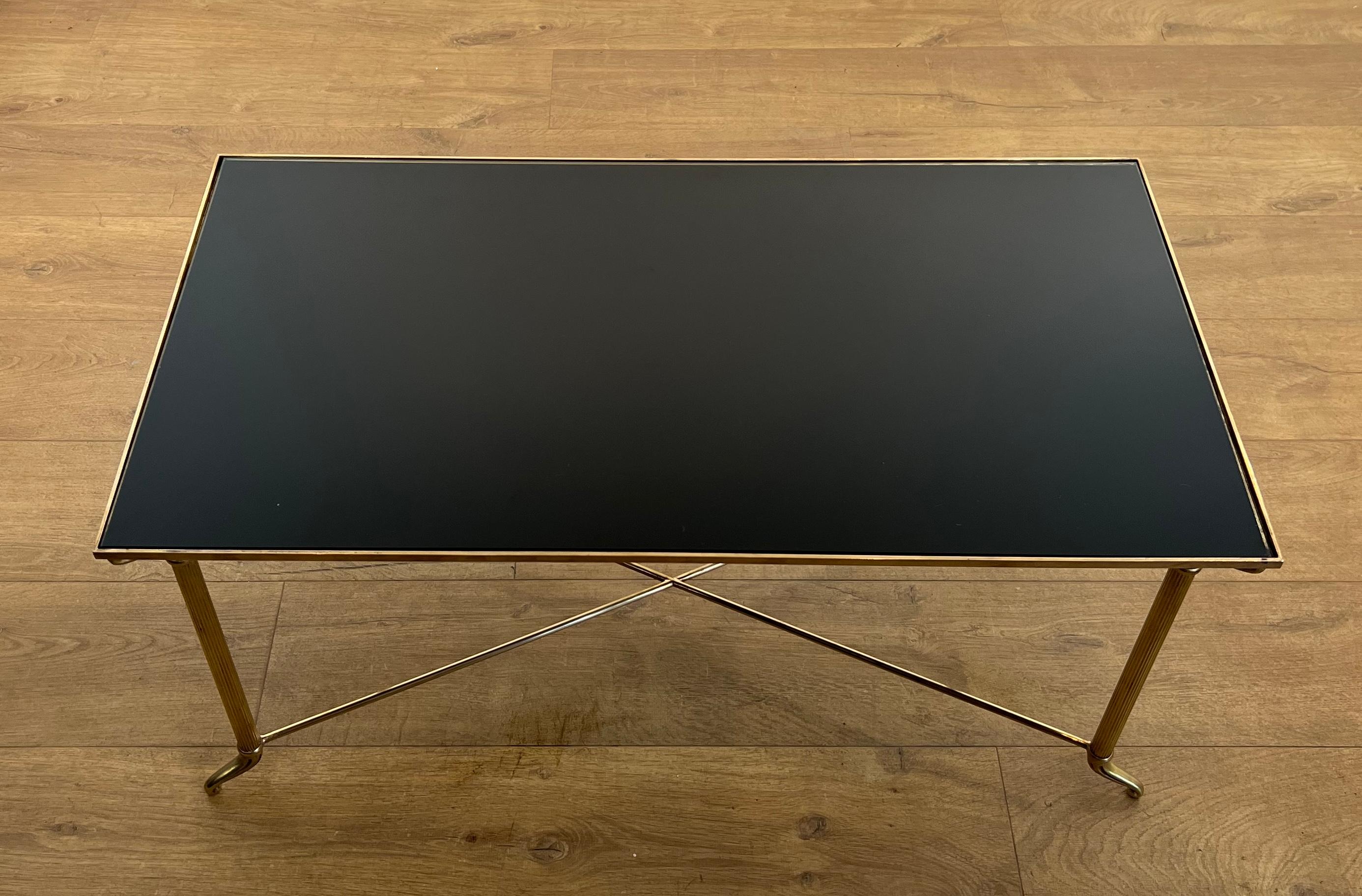 Table basse en laiton avec plateau en verre laqué noir dans le style de Maison Jansen en vente 7
