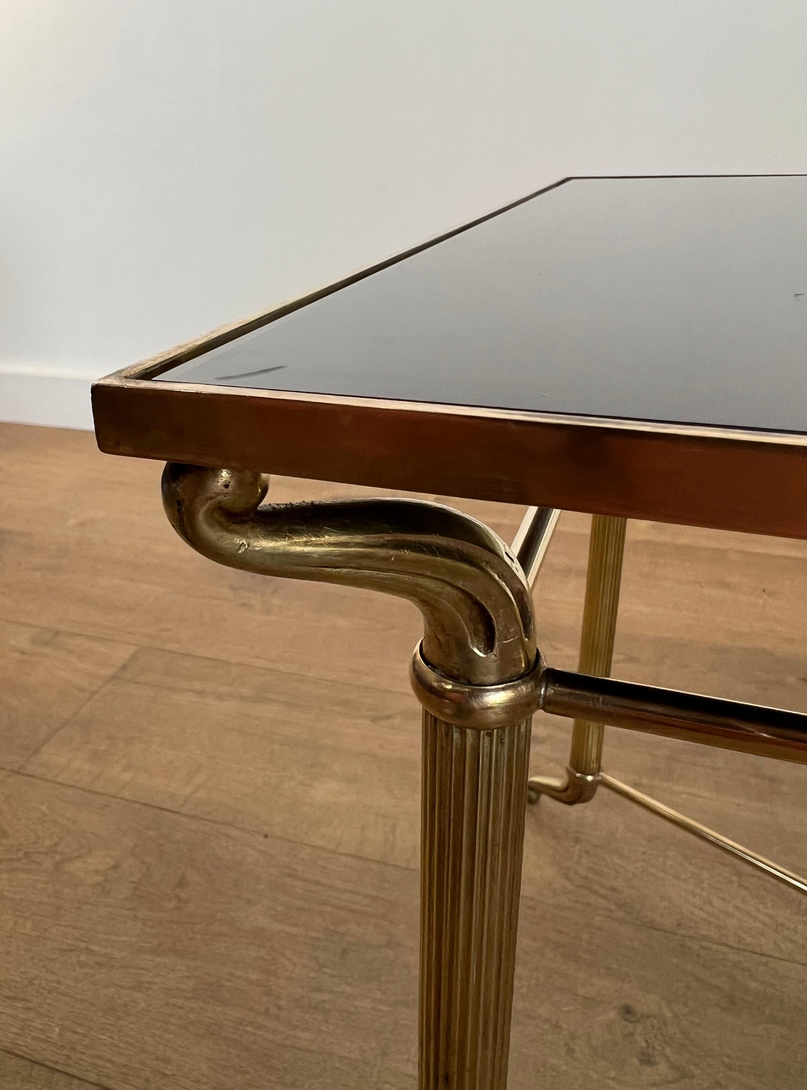 Table basse en laiton avec plateau en verre laqué noir dans le style de Maison Jansen en vente 8