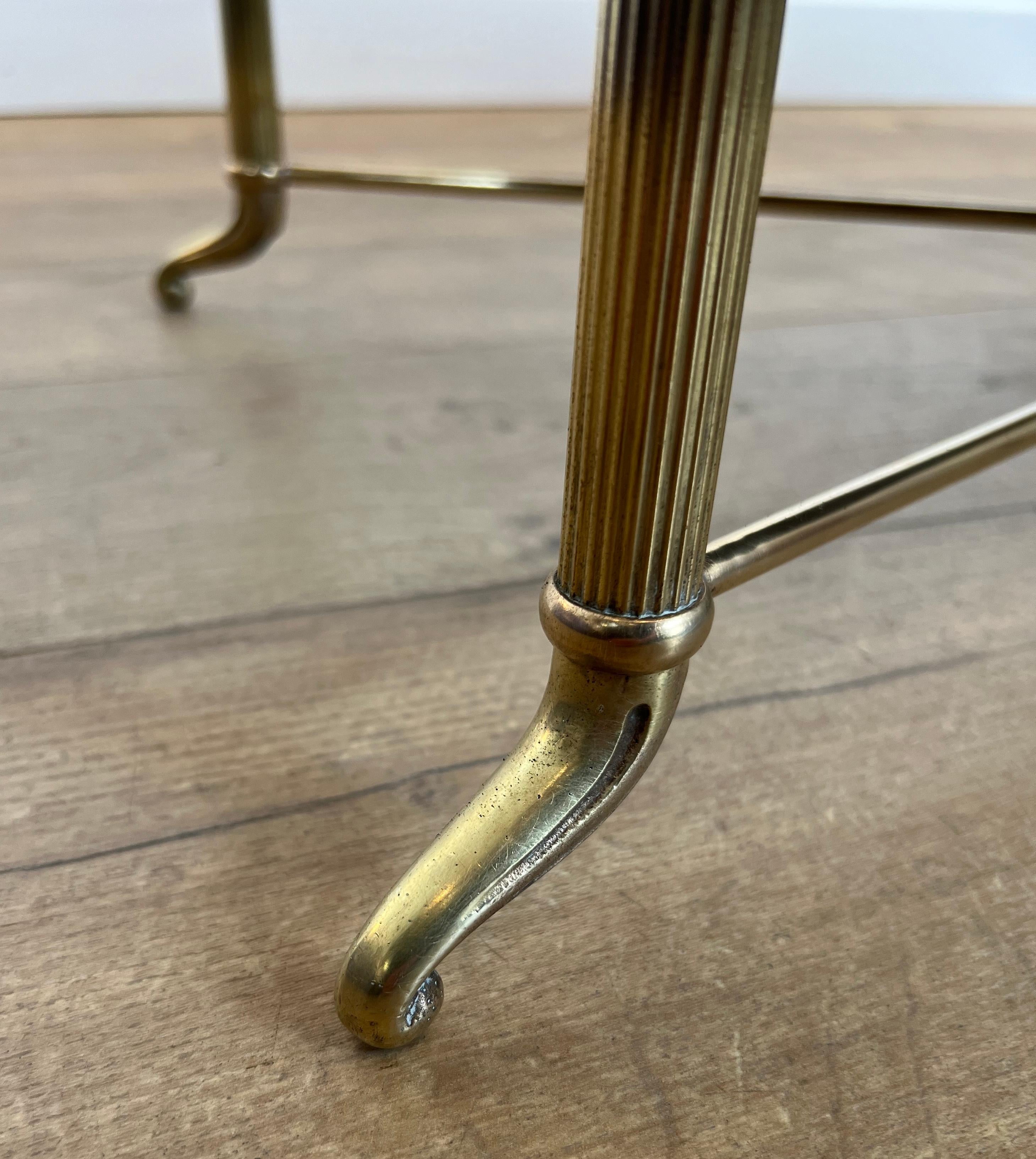 Table basse en laiton avec plateau en verre laqué noir dans le style de Maison Jansen en vente 9