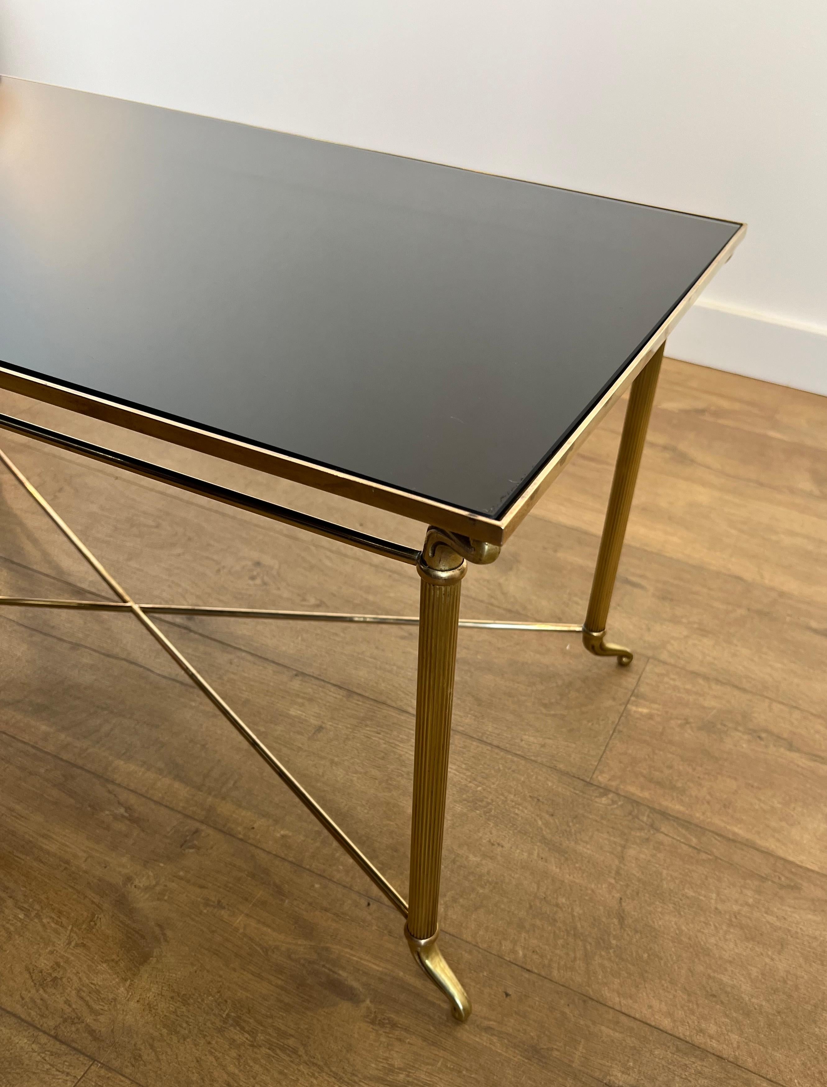 Table basse en laiton avec plateau en verre laqué noir dans le style de Maison Jansen en vente 12