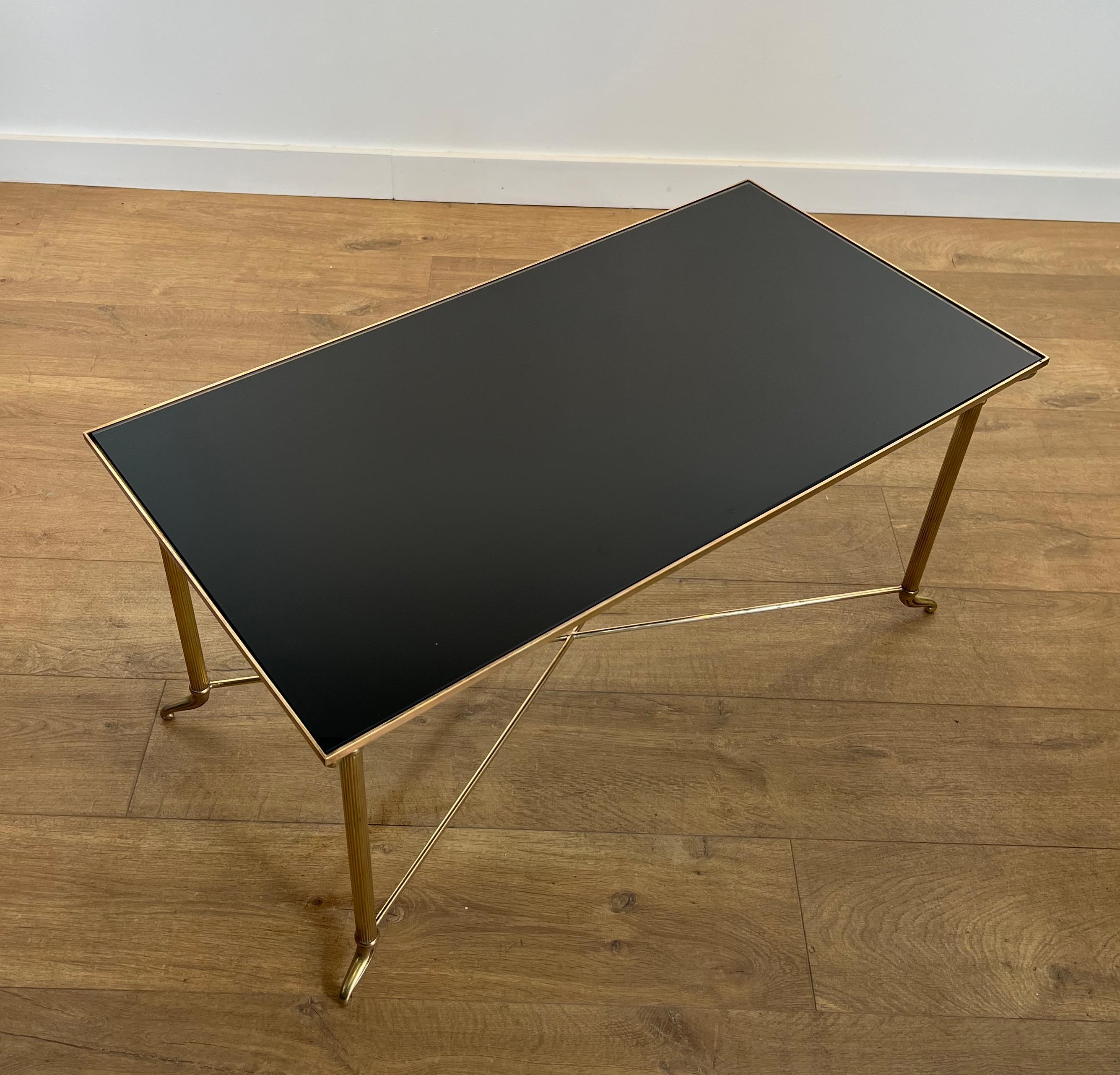 Français Table basse en laiton avec plateau en verre laqué noir dans le style de Maison Jansen en vente
