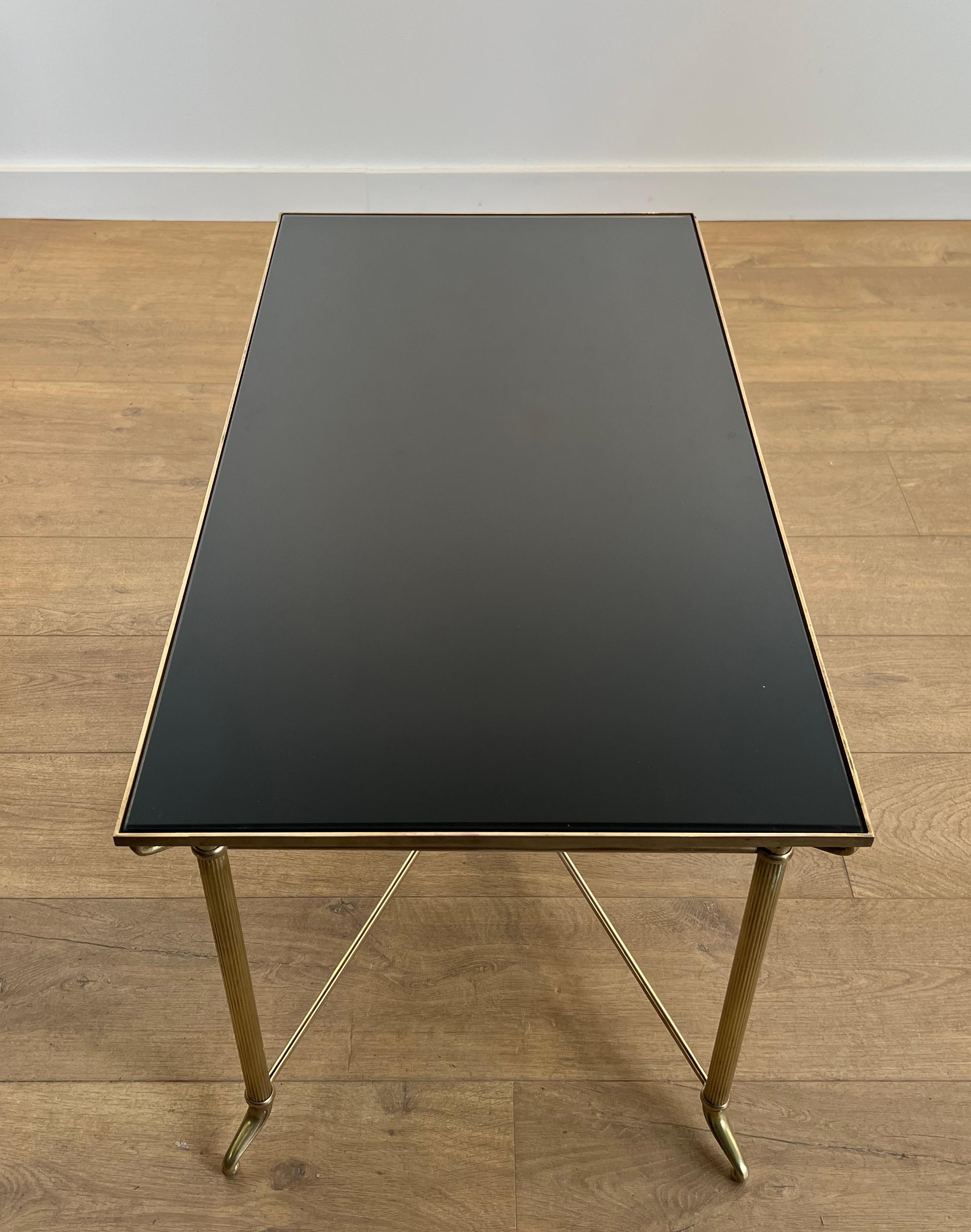 Milieu du XXe siècle Table basse en laiton avec plateau en verre laqué noir dans le style de Maison Jansen en vente
