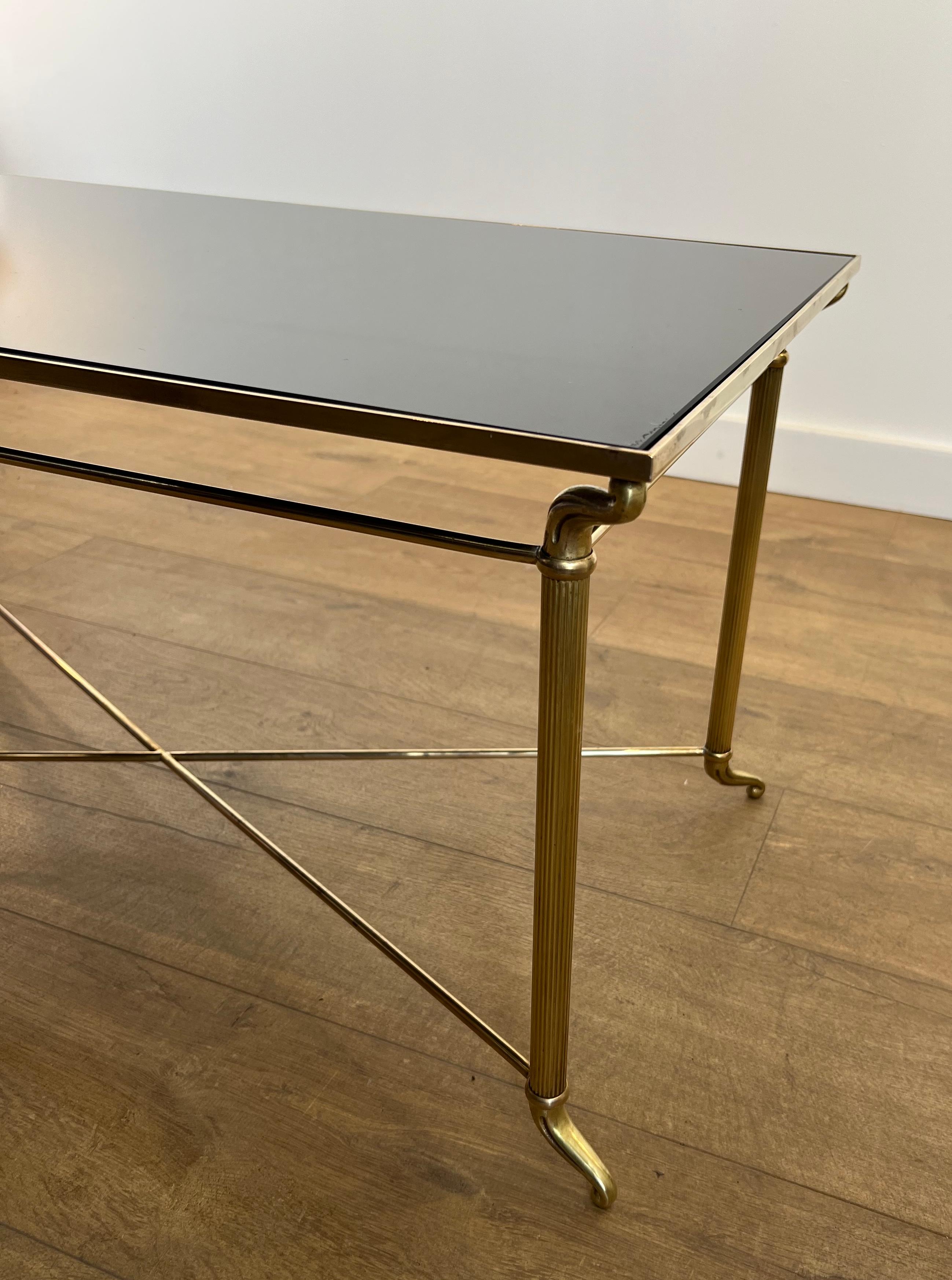 Table basse en laiton avec plateau en verre laqué noir dans le style de Maison Jansen en vente 1