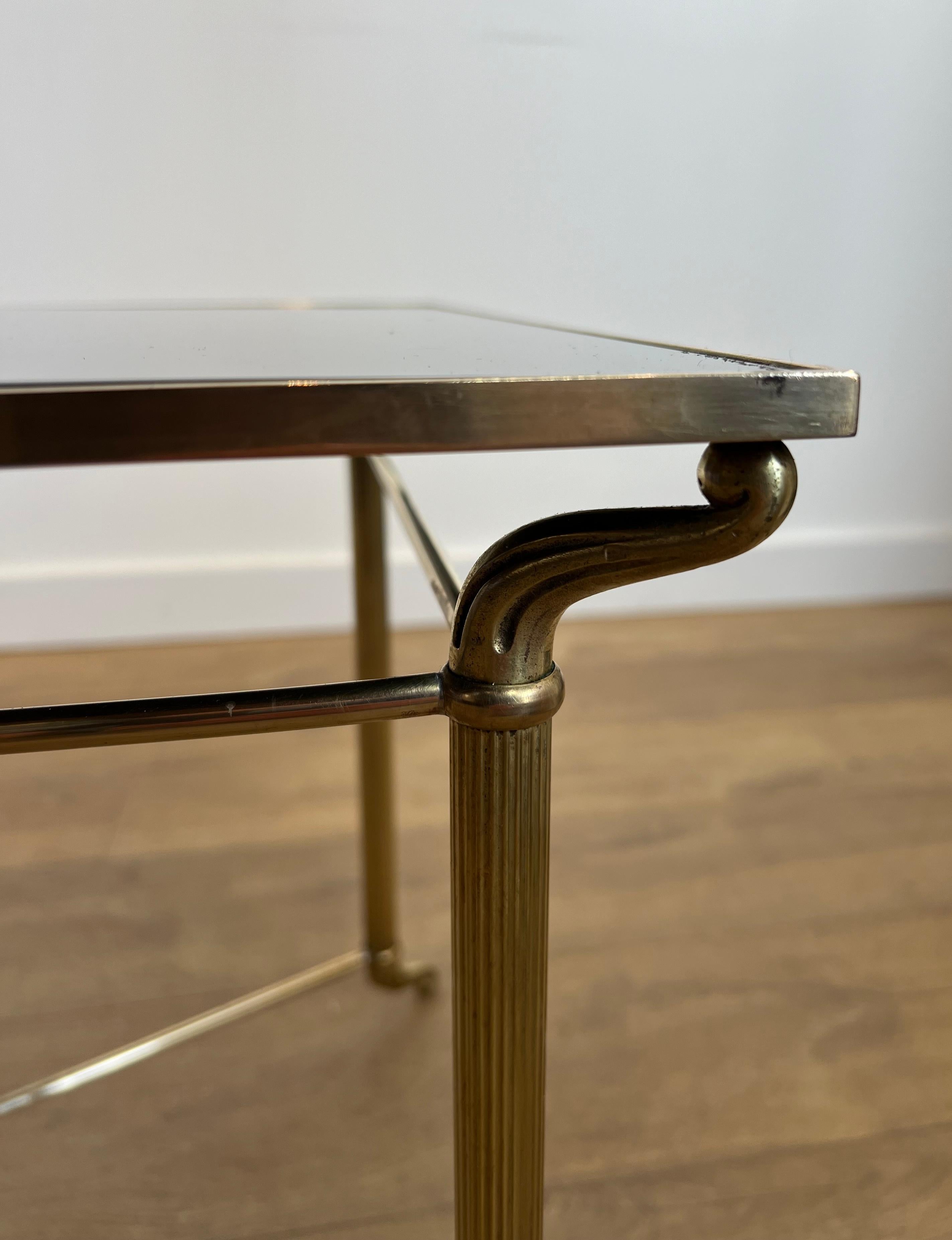 Table basse en laiton avec plateau en verre laqué noir dans le style de Maison Jansen en vente 2