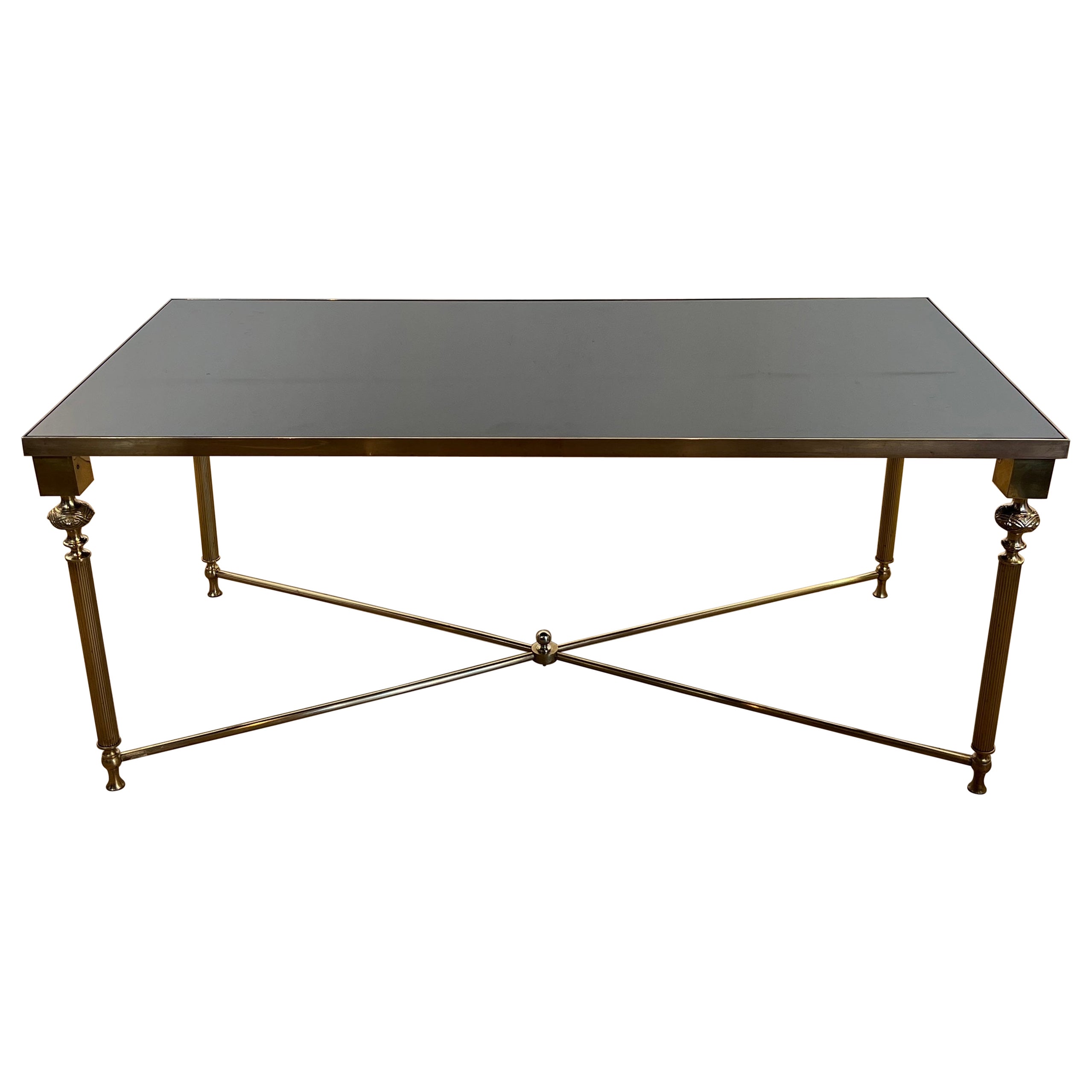 Table basse en laiton avec plateau en verre laqué noir dans le style de la Maison Jansen