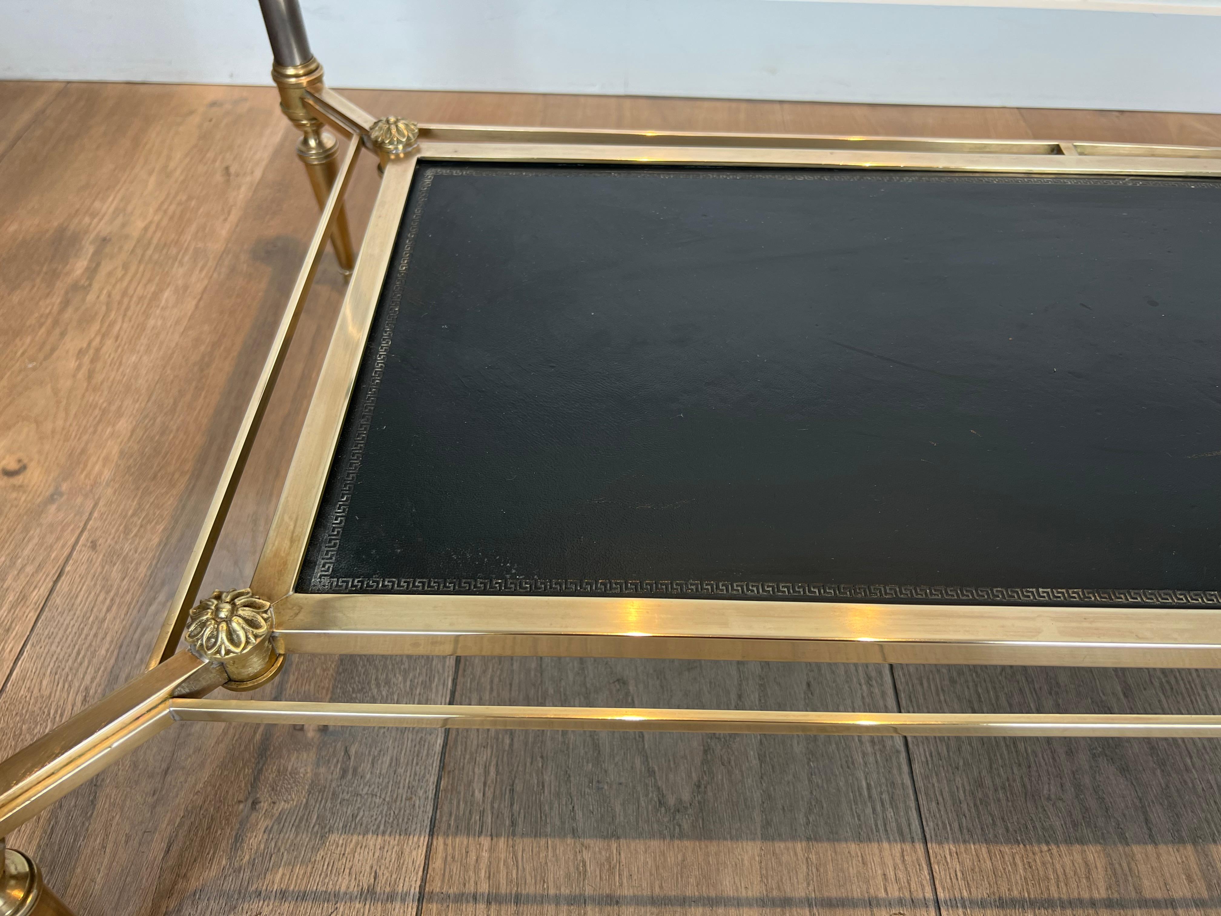 Tavolino in ottone con ripiani in pelle nera e vetro di Maison Jansen in vendita 9