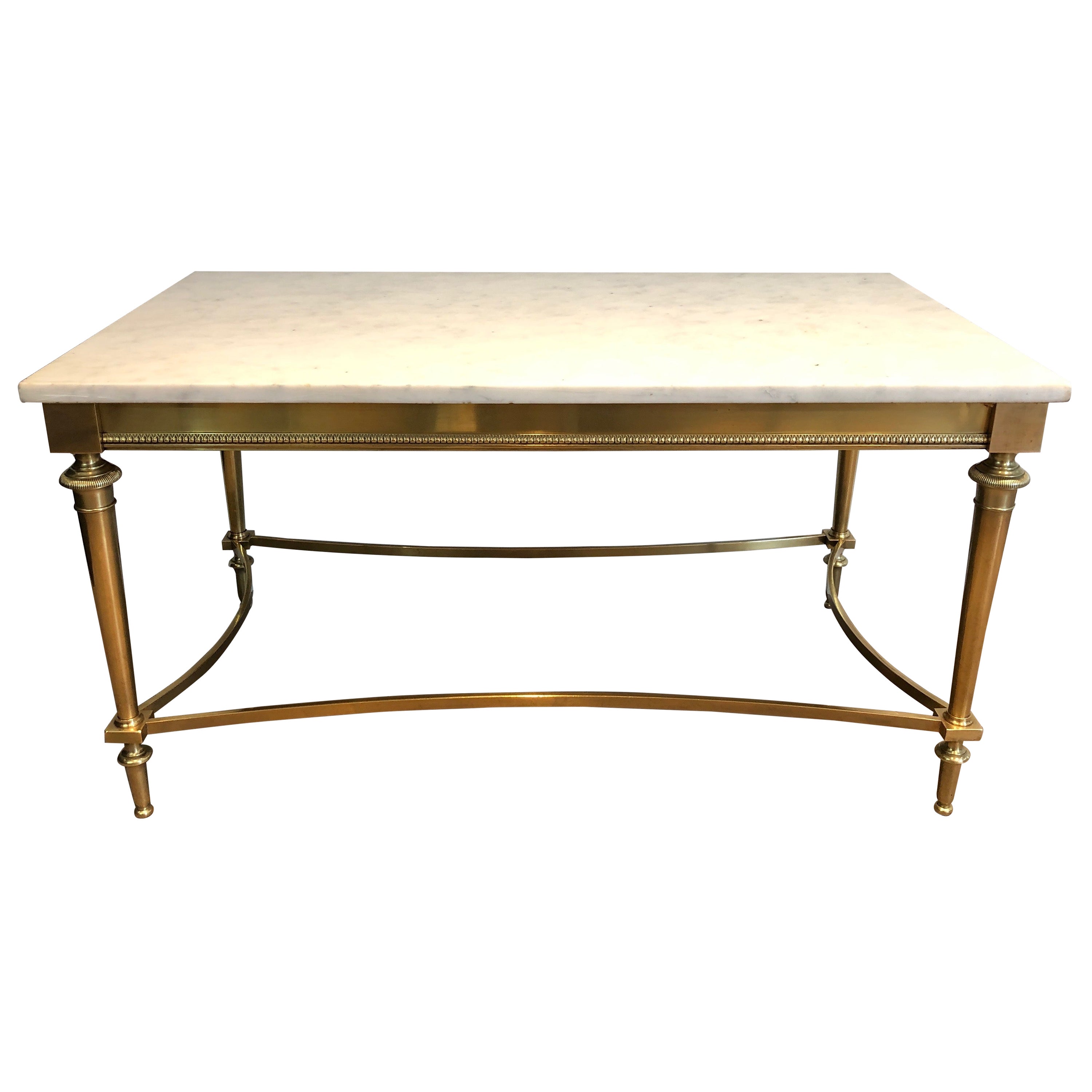 Table basse en laiton avec plateau en marbre blanc de Carrare par Maison Ramsay