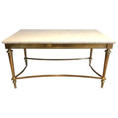 Table basse en laiton avec plateau en marbre blanc de Carrare par Maison Ramsay