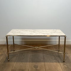 Table basse en laiton avec plateau en marbre blanc de Carrare. Œuvre française de la Maison Jansen.