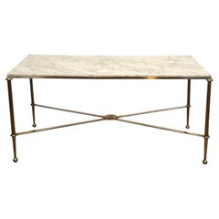 Table basse en laiton avec plateau en marbre blanc de Carrare. Œuvre française de la Maison Jansen.