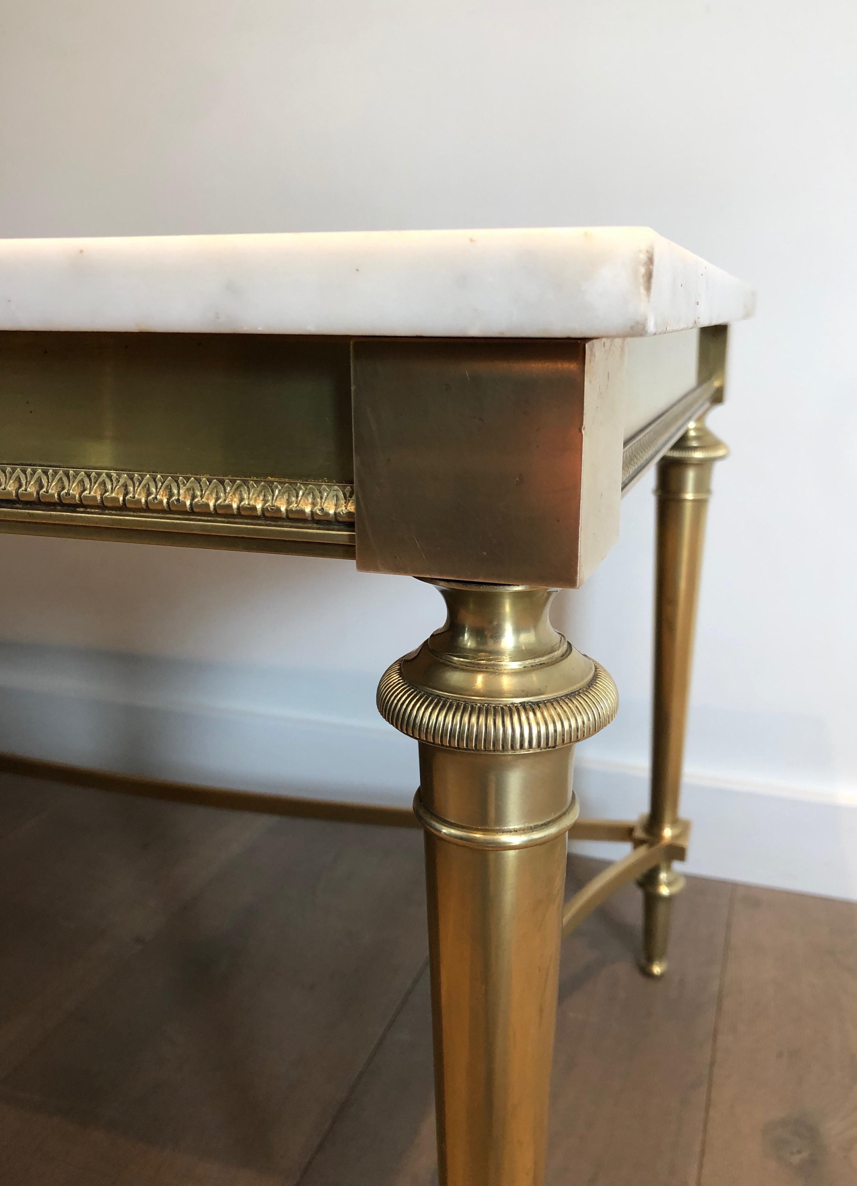 Table basse en laiton avec plateau en marbre blanc de Carrare par Maison Ramsay en vente 11