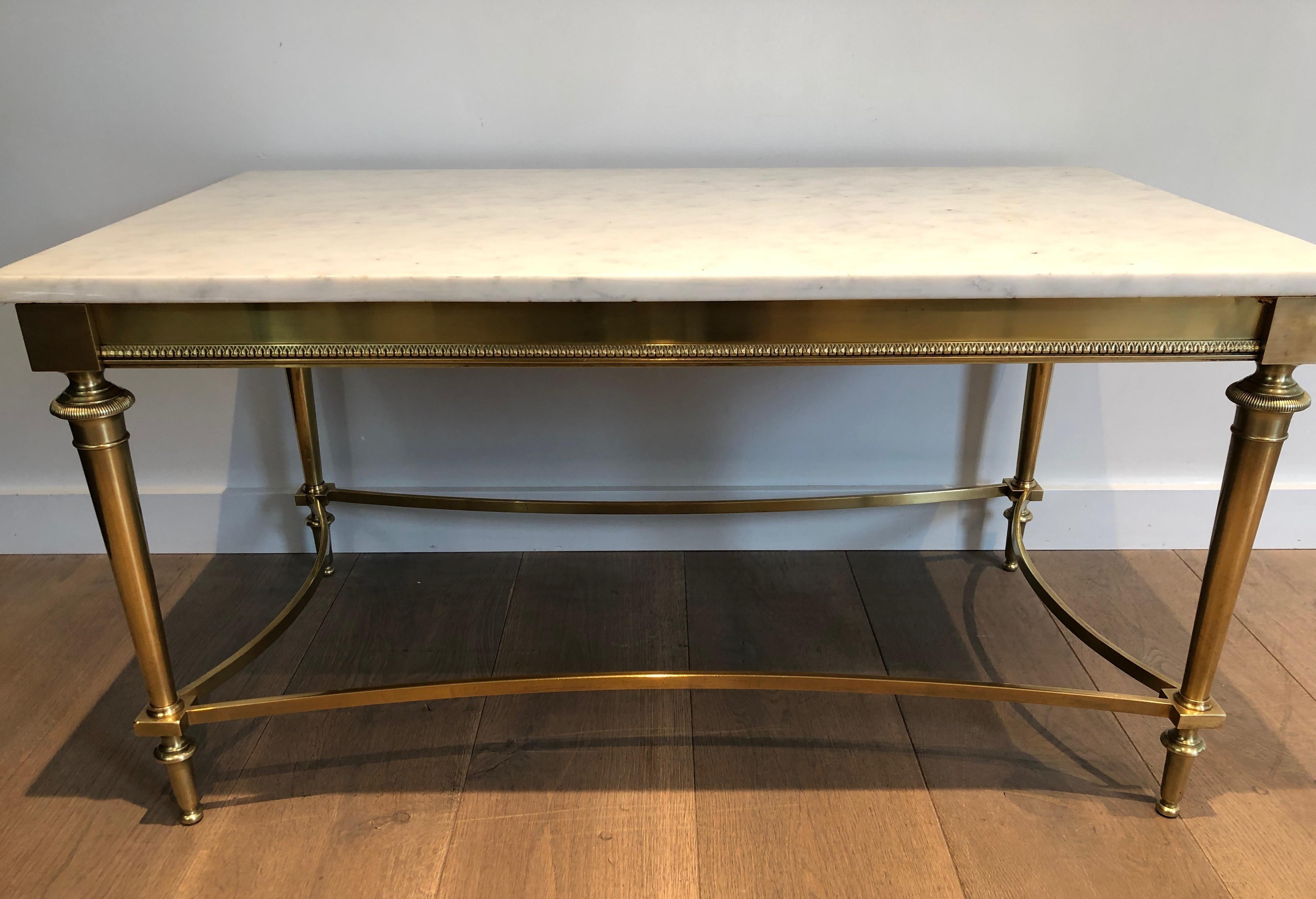 Brass Coffee Table with Carrara White Marble Top By Maison Ramsay In Good Condition For Sale In Marcq-en-Barœul, Hauts-de-France