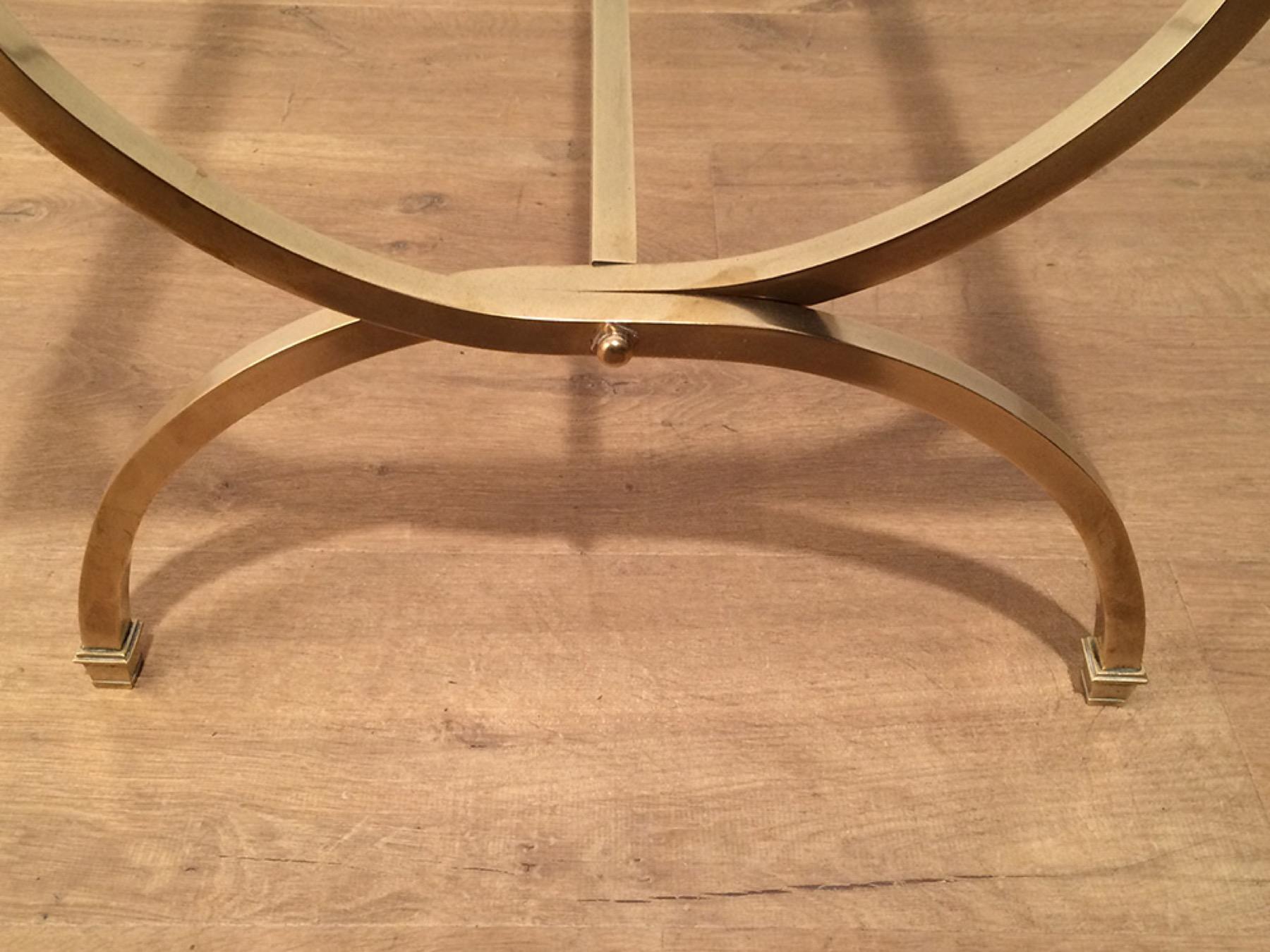 Table basse en laiton avec plateau en verre transparent et bords laqués noirs en vente 4