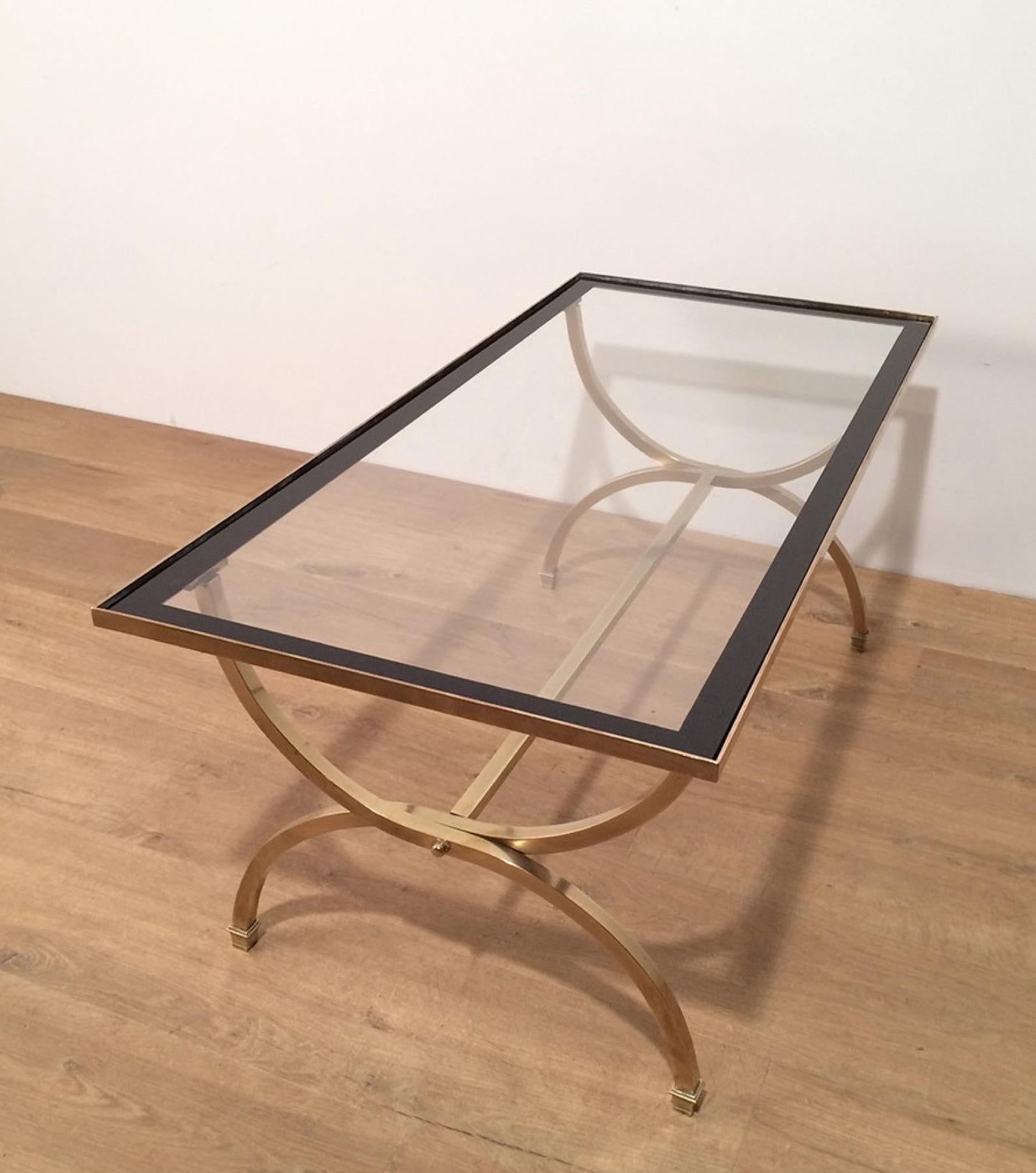 Table basse en laiton avec plateau en verre transparent et bords laqués noirs en vente 6