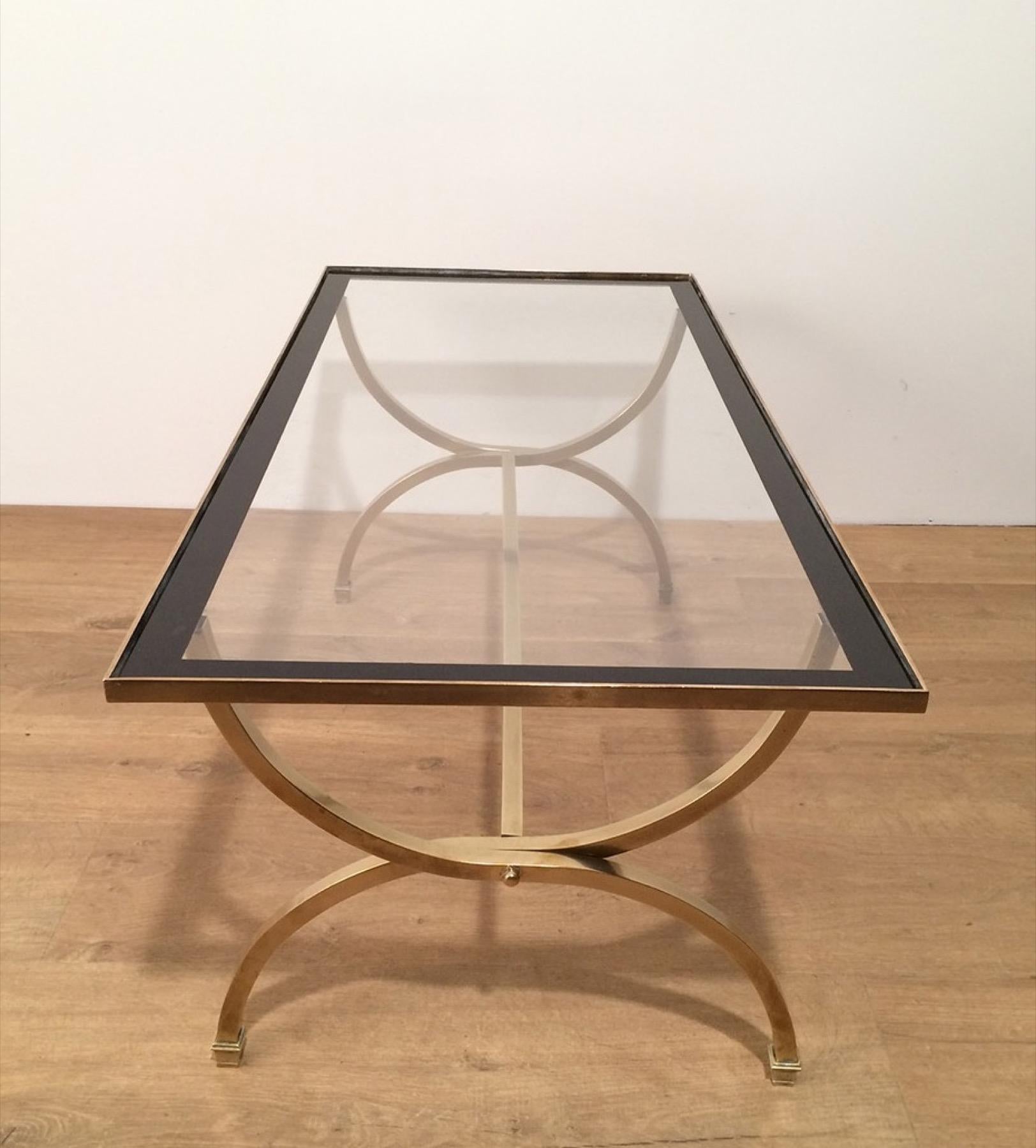 Néoclassique Table basse en laiton avec plateau en verre transparent et bords laqués noirs en vente