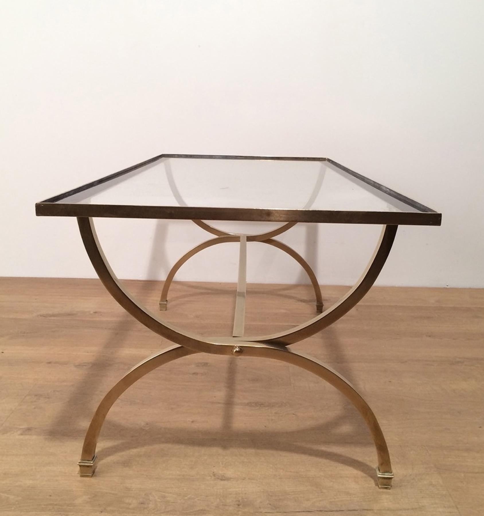 Français Table basse en laiton avec plateau en verre transparent et bords laqués noirs en vente