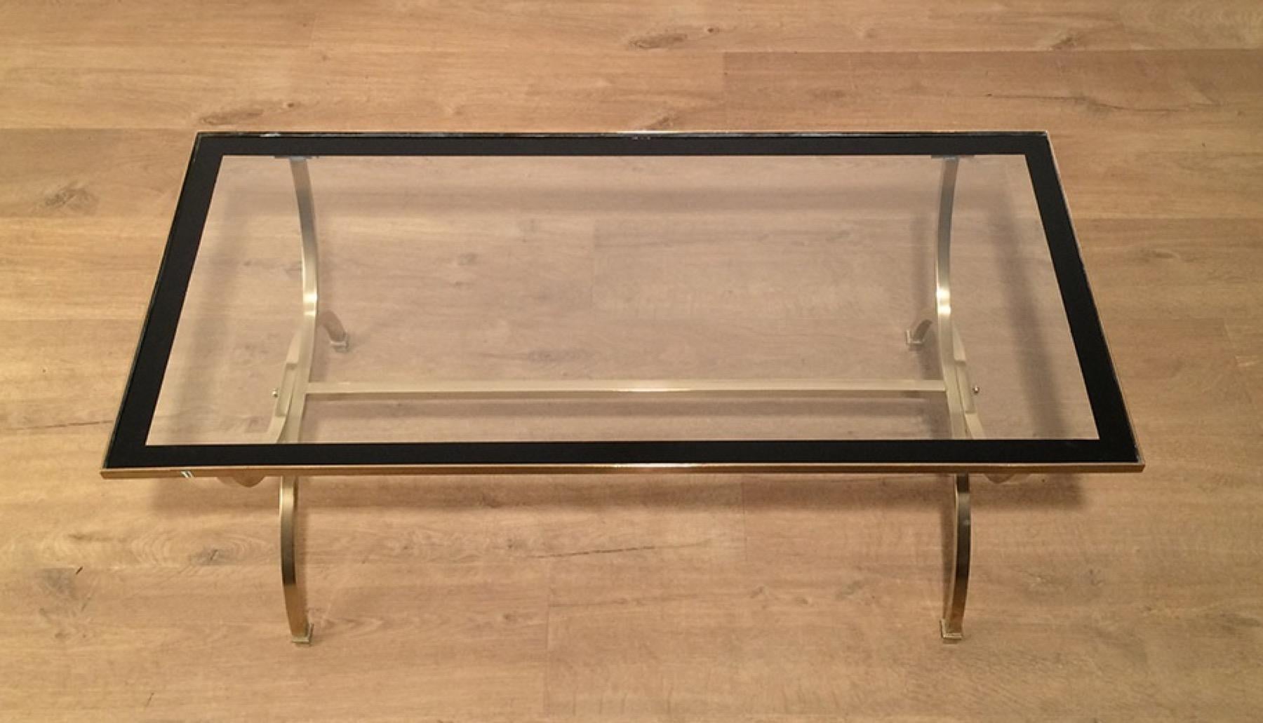 Milieu du XXe siècle Table basse en laiton avec plateau en verre transparent et bords laqués noirs en vente