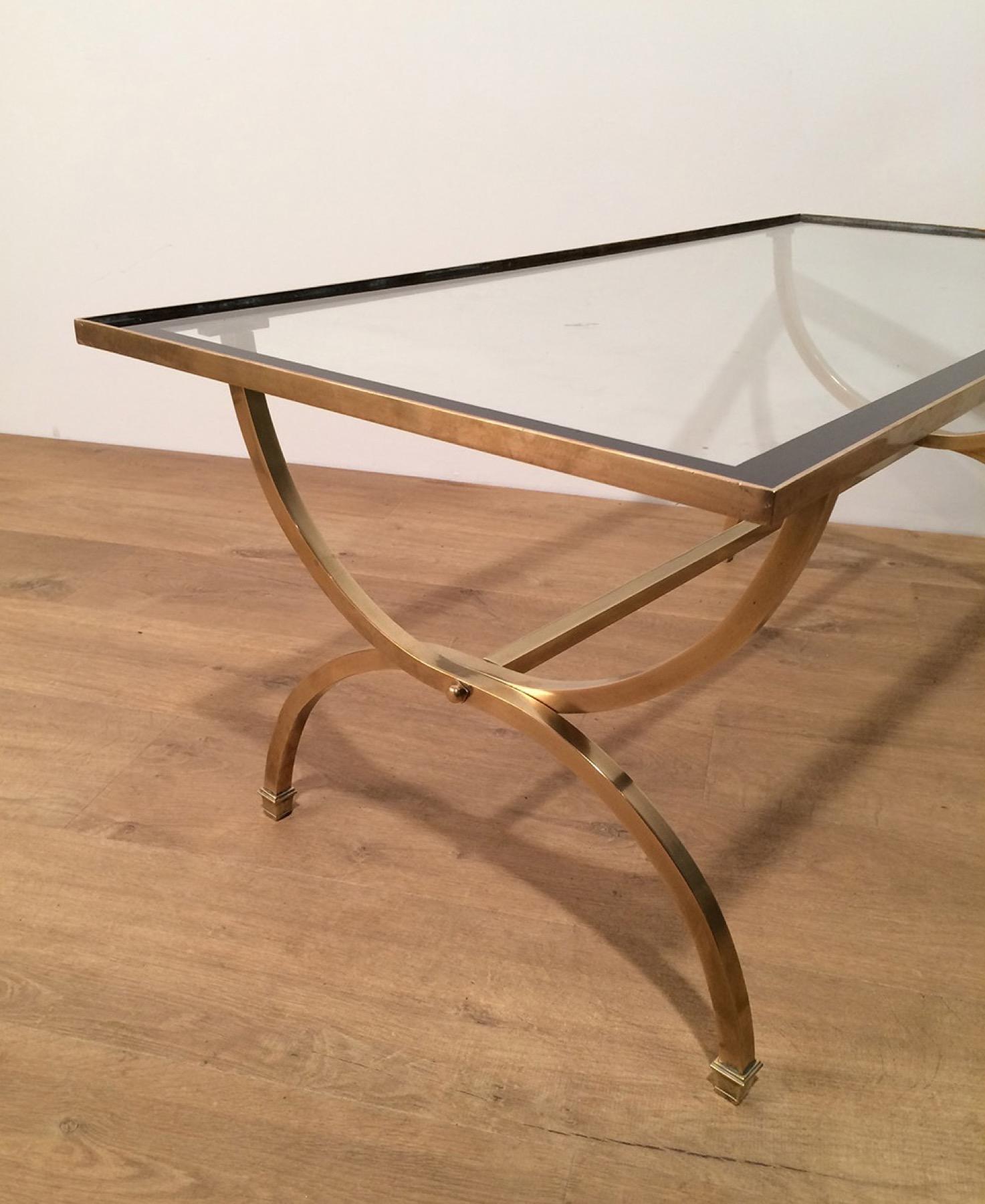Laiton Table basse en laiton avec plateau en verre transparent et bords laqués noirs en vente
