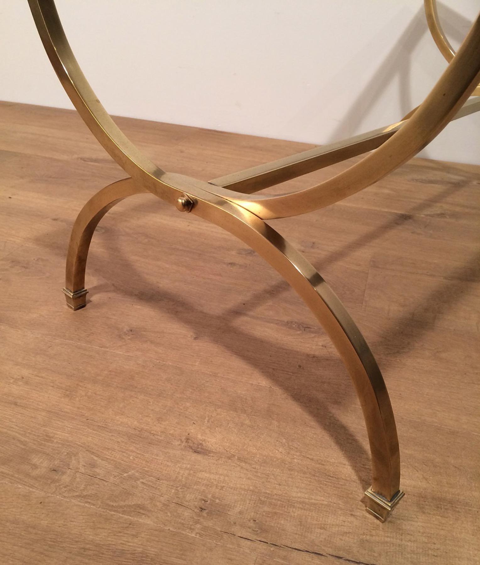 Table basse en laiton avec plateau en verre transparent et bords laqués noirs en vente 1