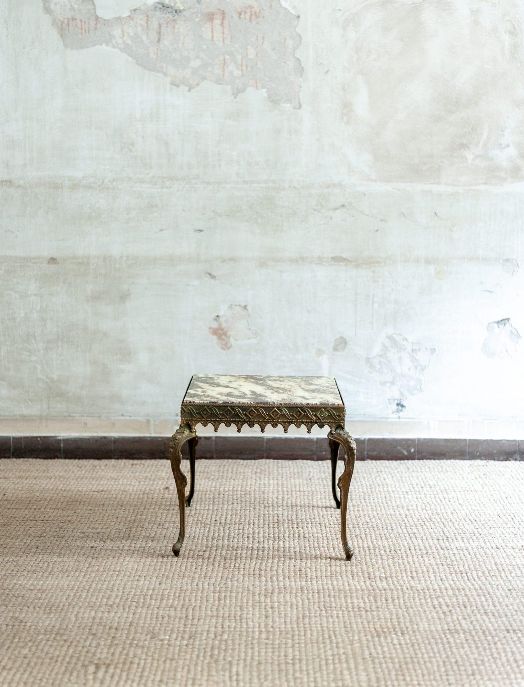Brass Coffee Table with Marble Top – 1950s
Product details
Details and decorations on the table frame
Top dimensions: 47.5 W x 47.5 D cm
Total dimensions: 54 L x 46 H x 54 P cm